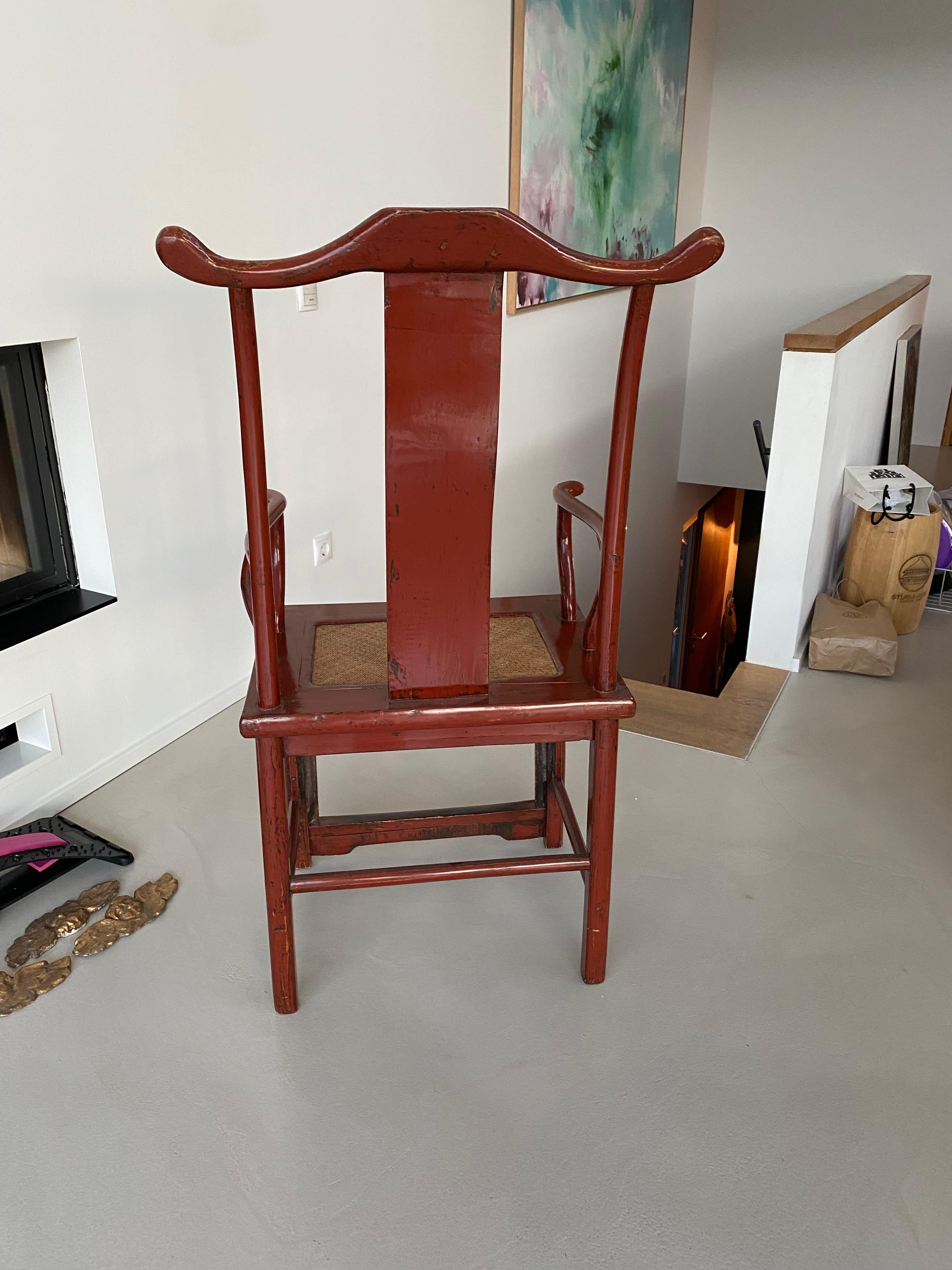 Chinesischer Stuhl mit hoher Rückenlehne im Ming-Stil, rot lackiert (Qing-Dynastie) im Angebot