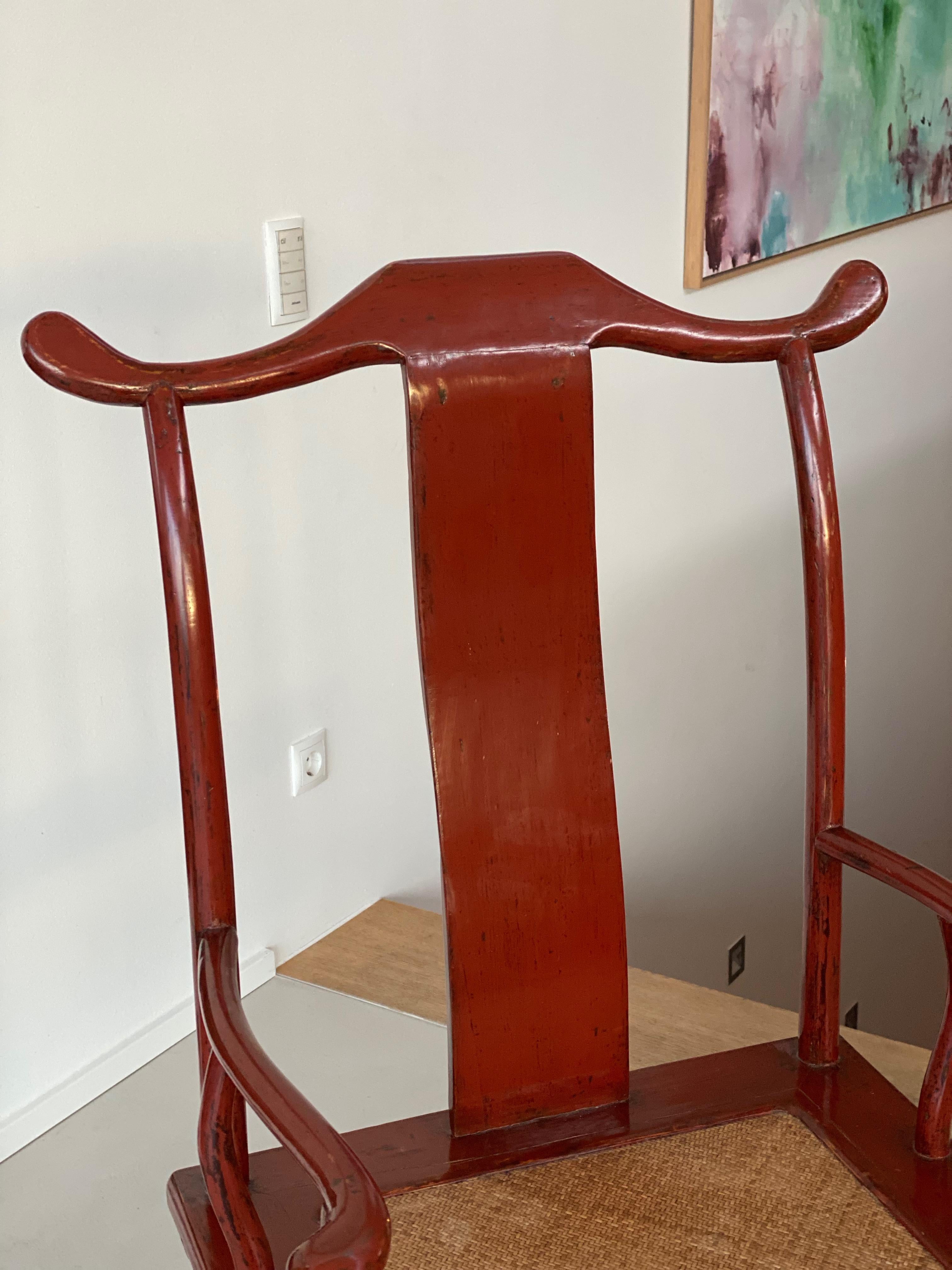Chinesischer Stuhl mit hoher Rückenlehne im Ming-Stil, rot lackiert (Holz) im Angebot
