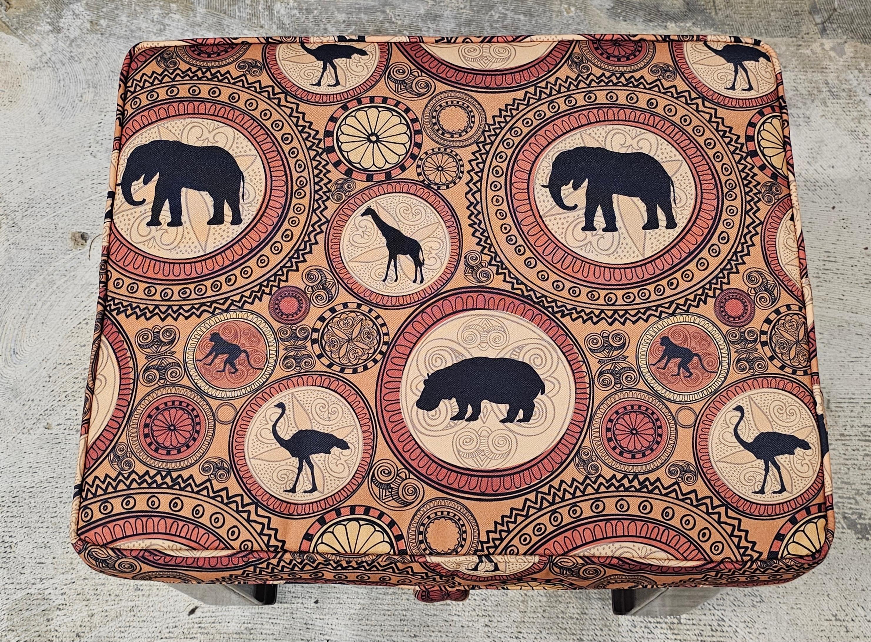 Tessile Sgabello cinese in stile Ming Ming in mogano con cuscino in vendita