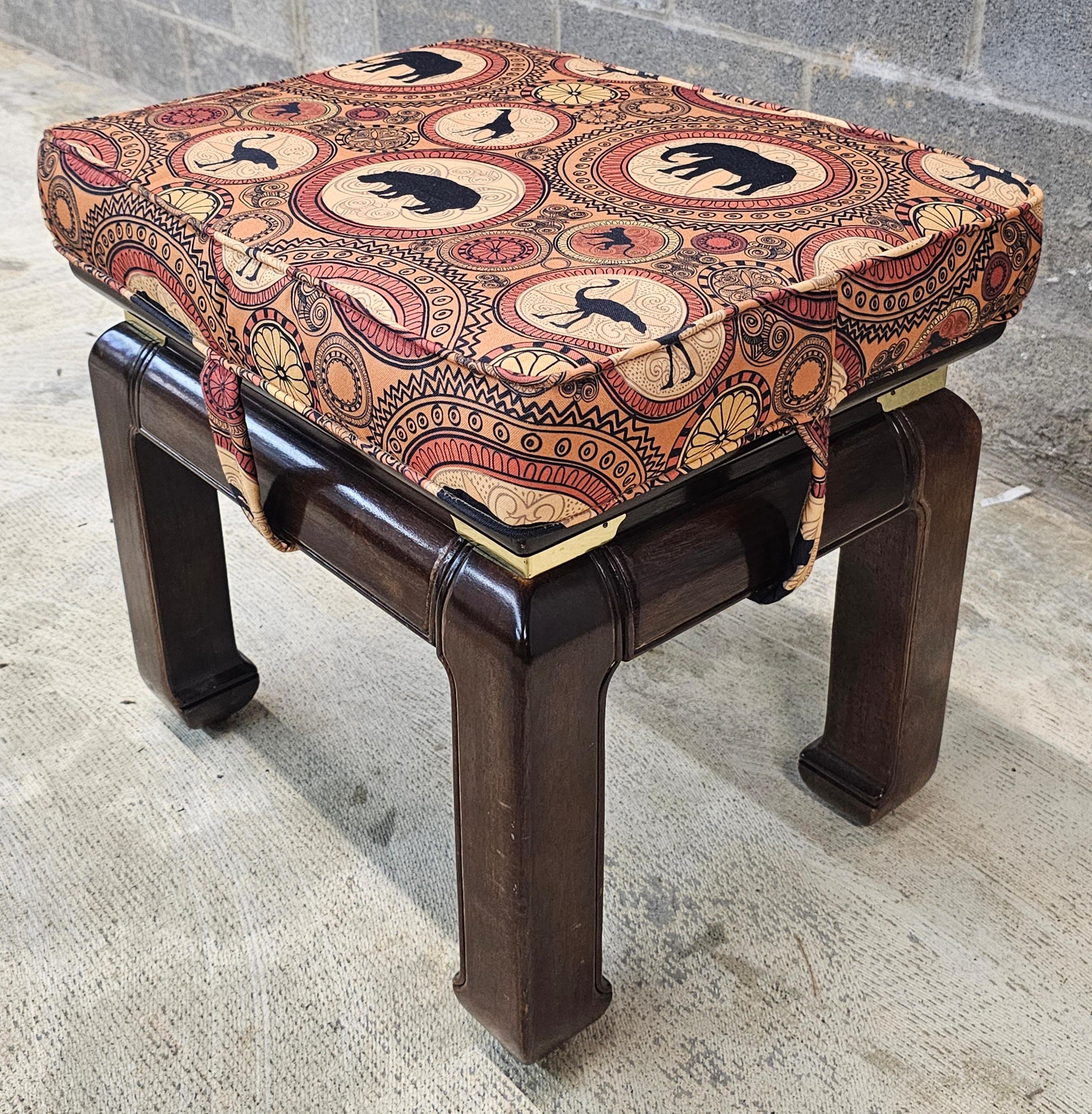Sgabello cinese in stile Ming Ming in mogano con cuscino in vendita 1