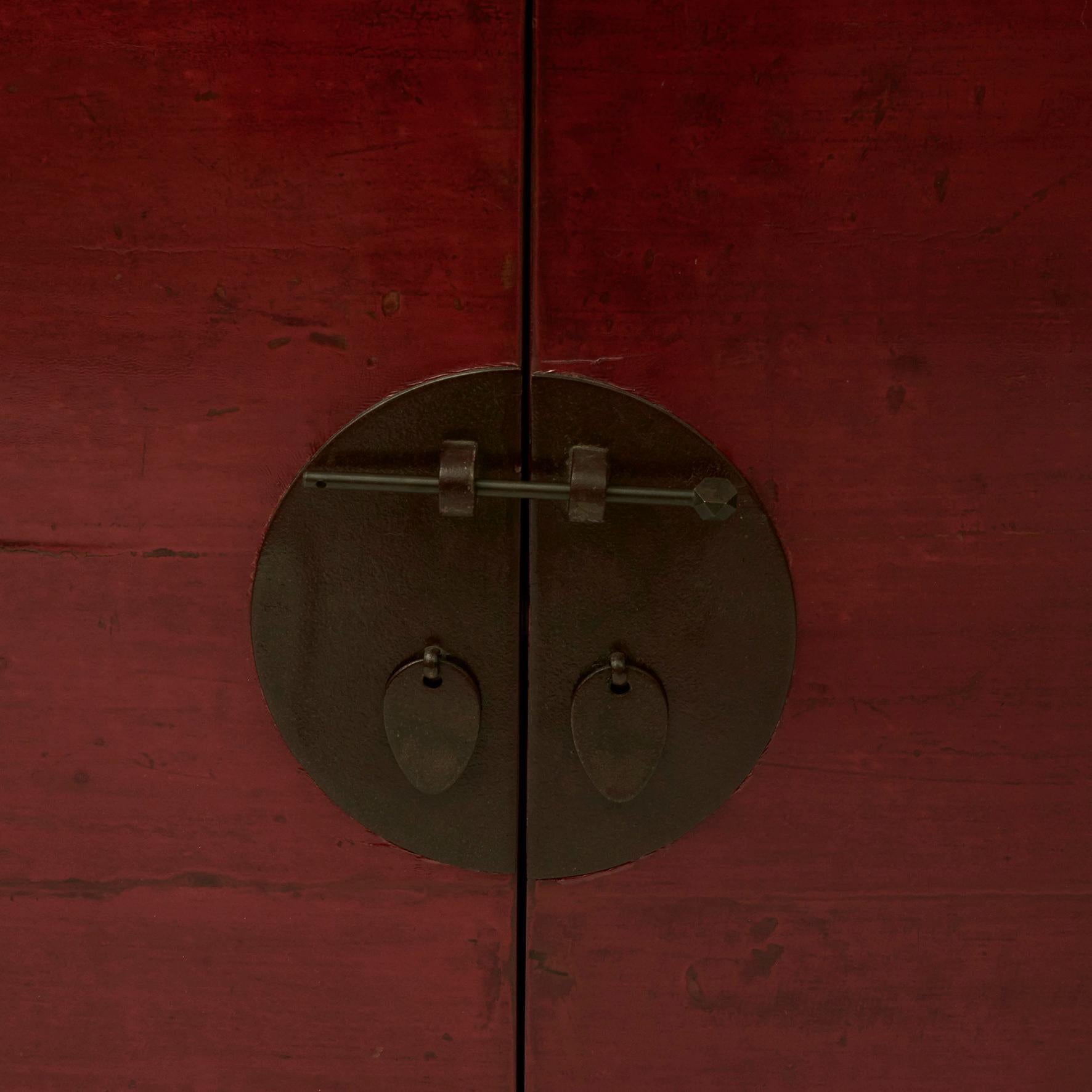 Chinesischer Sideboard-Schrank im Ming-Stil, rot lackiert (19. Jahrhundert)