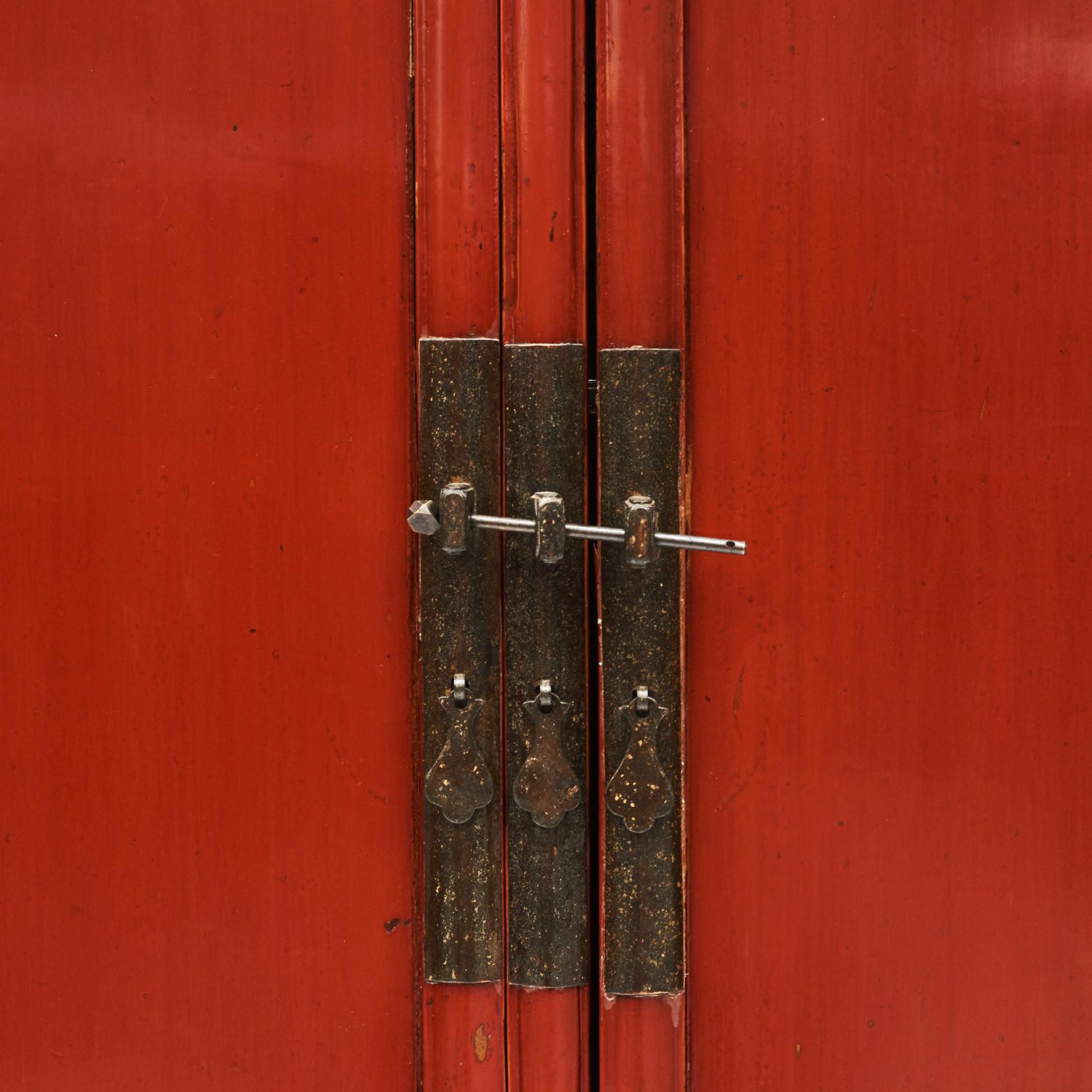 Mid-19th century Chinese tapered cabinet. Original red lacquer.
Pair of doors fitted with bronze lock opens to reveal a shelved interior, fitted with two drawers.
A cabinet in Ming style but with modern lines, almost resembling Art Deco