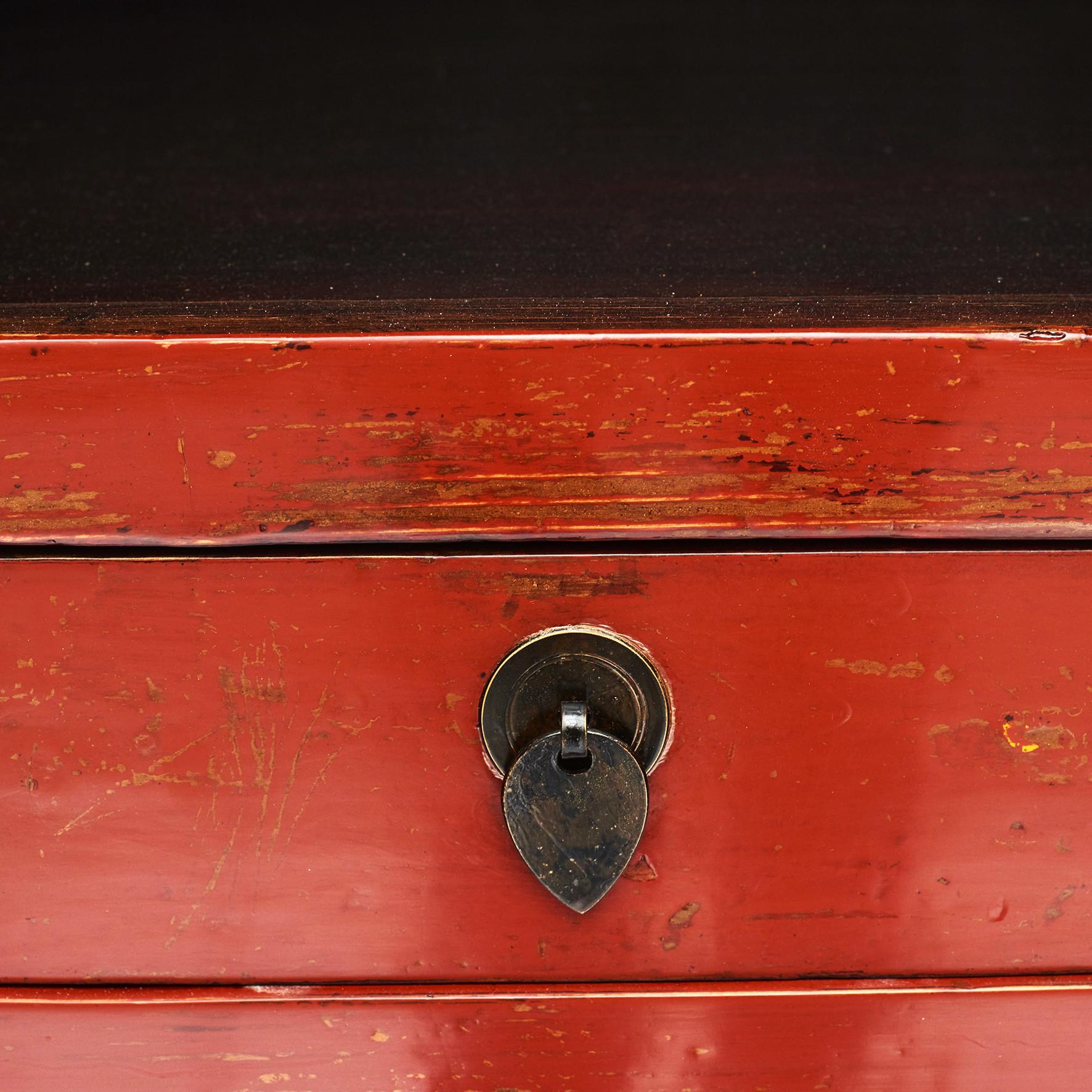 Armoire conique chinoise de style Ming avec laque rouge d'origine en vente 2
