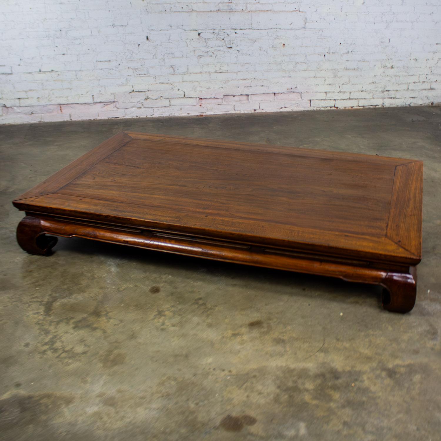 Chinese Ming Style Waisted Opium Bed or Monumental Coffee Table w/Chow Legs In Good Condition For Sale In Topeka, KS