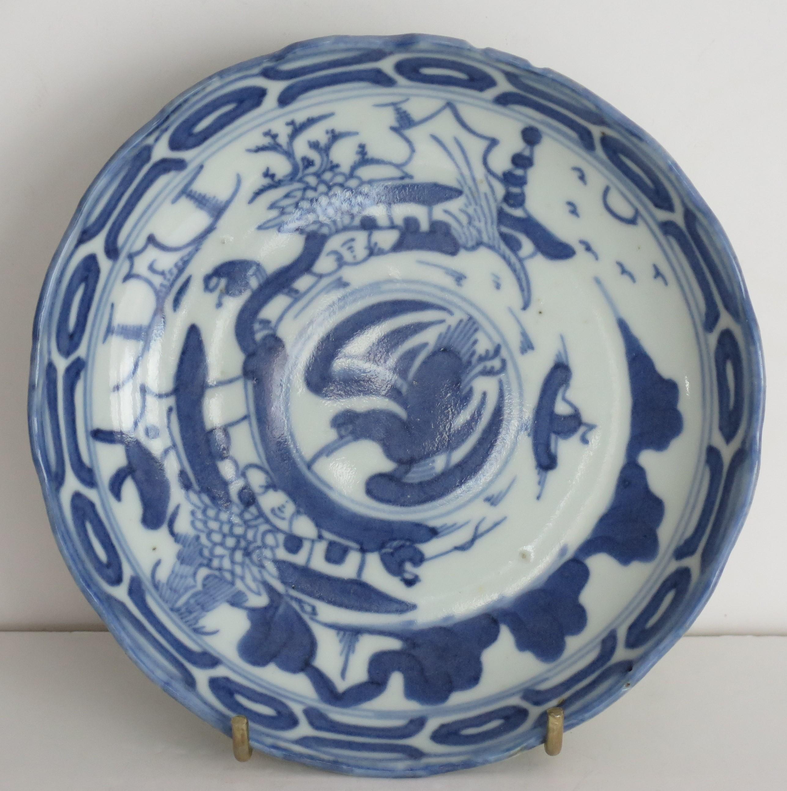 Peint à la main Plat chinois Ming en porcelaine bleue et blanche, Tianqi ou Chongzhen, vers 1620-1644 en vente