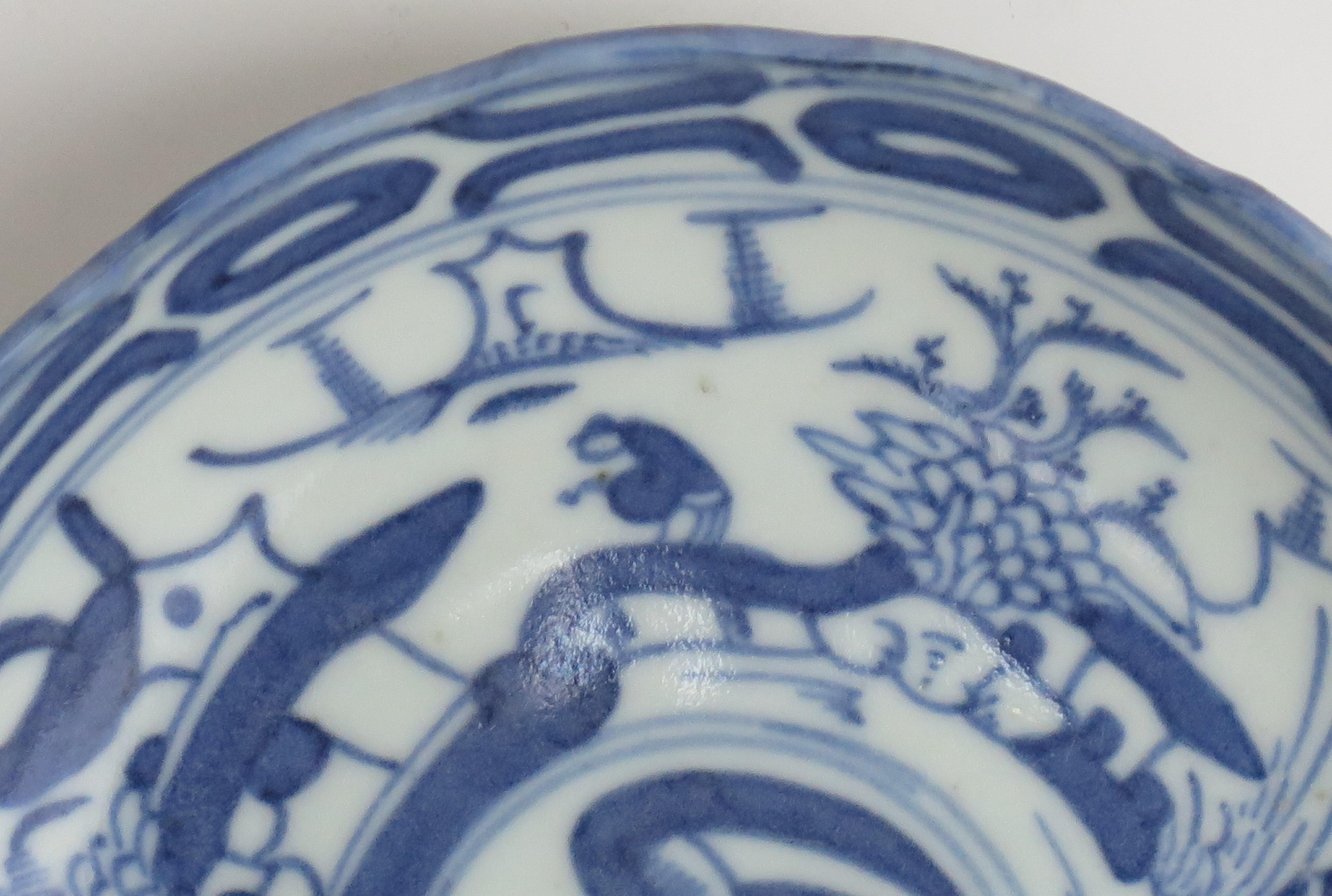18th Century and Earlier Chinese Ming Dish Blue & White porcelain, Tianqi or Chongzhen Circa 1620-1644 For Sale