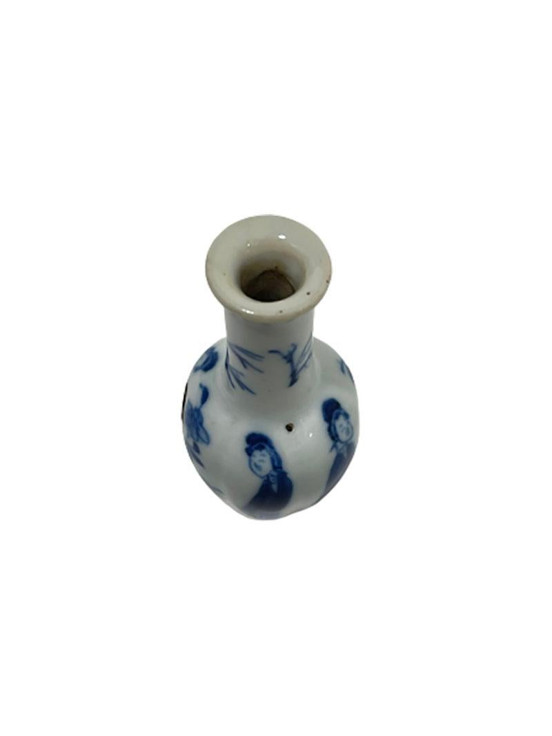 Miniature en porcelaine de Chine pour maison de poupée Vase Kangxi bleu et blanc '1662-1722'. Bon état - En vente à Delft, NL