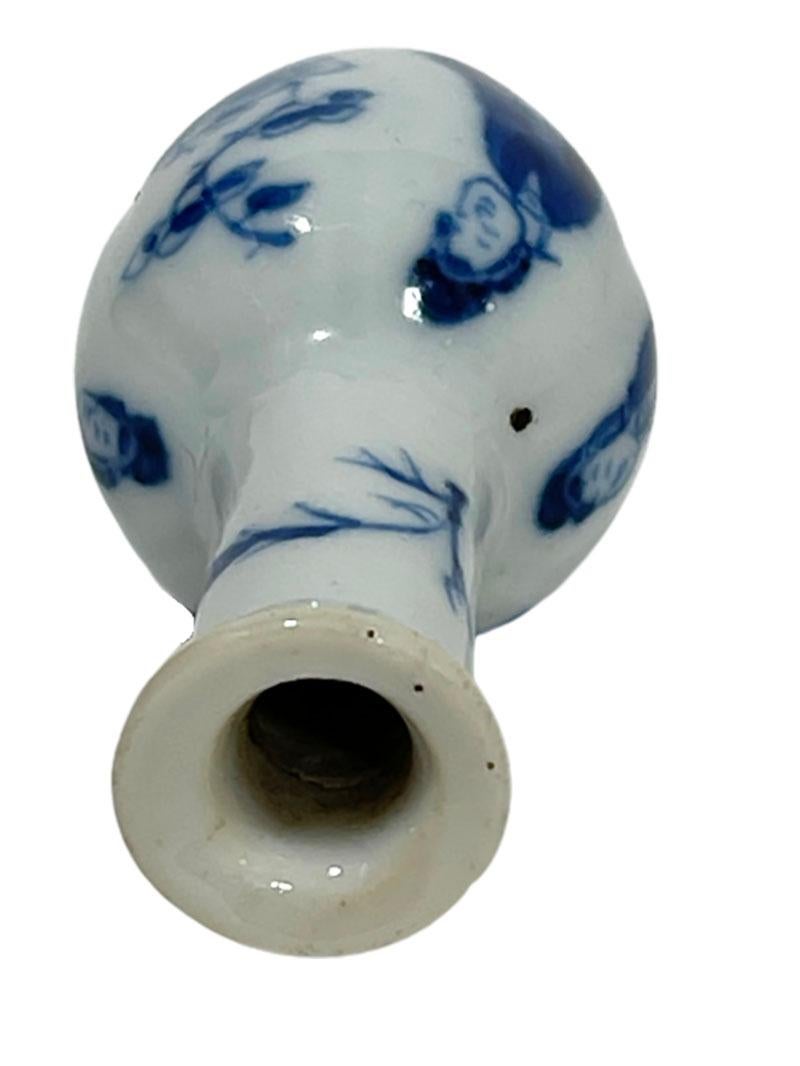 XVIIIe siècle et antérieur Miniature en porcelaine de Chine pour maison de poupée Vase Kangxi bleu et blanc '1662-1722'. en vente