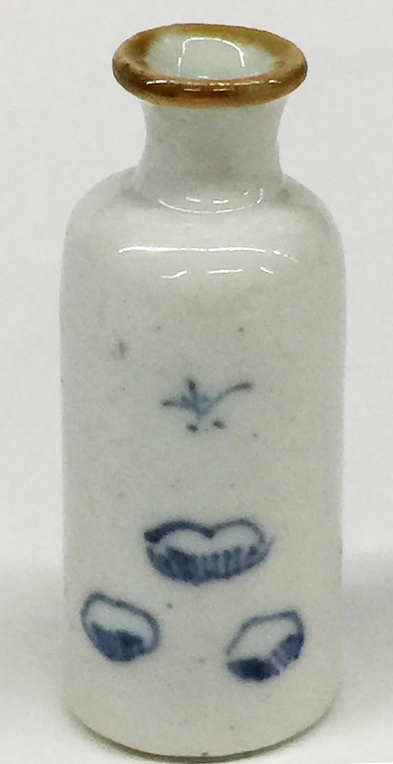 18th Century Chinese Miniature Porcelain Blue and White Kangxi Vase 

Chinese miniature porcelain Blue and White Kangxi vase Kangxi, (1662-1722)
With a scene of floral decor

The measurements are 6,5 cm high and 2.7 cm diagonal