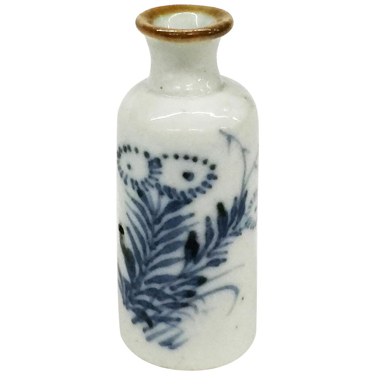 Vase Kangxi miniature chinois en porcelaine bleue et blanche du 18ème siècle 