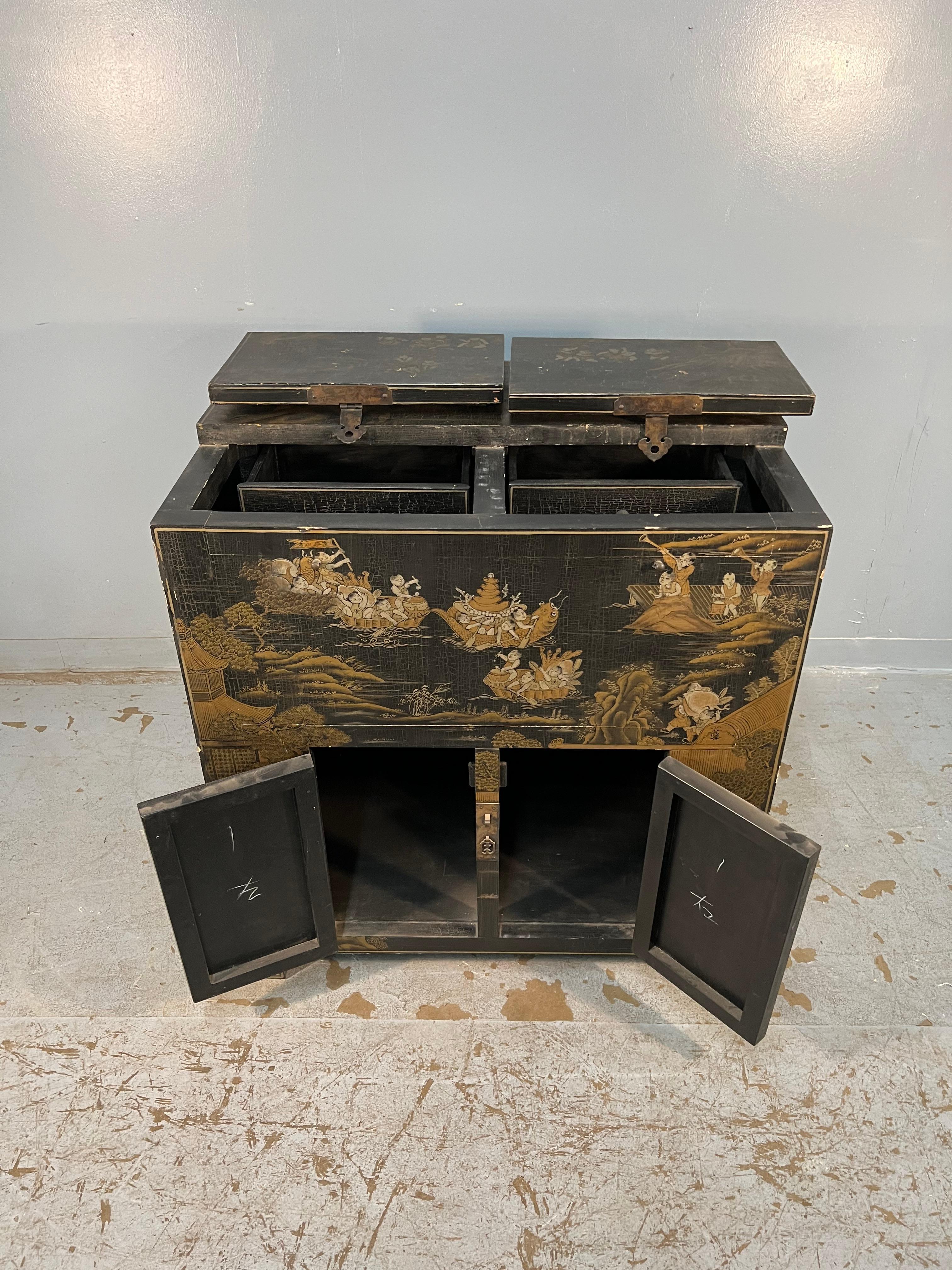 Chinese Money Chest in Black Lacquer and Gilt Decoration For Sale 7