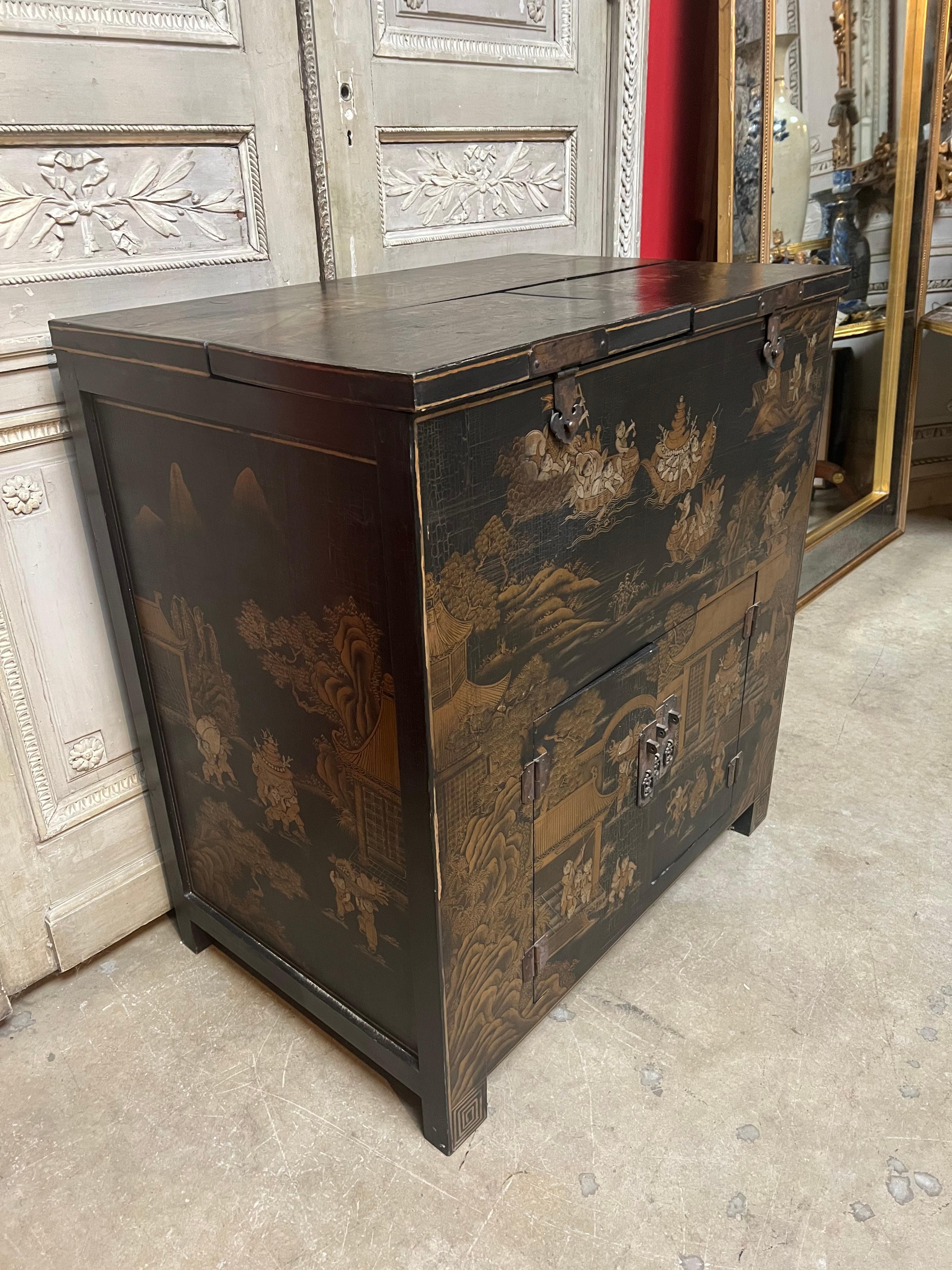 Chinese Money Chest in Black Lacquer and Gilt Decoration In Good Condition For Sale In Dallas, TX