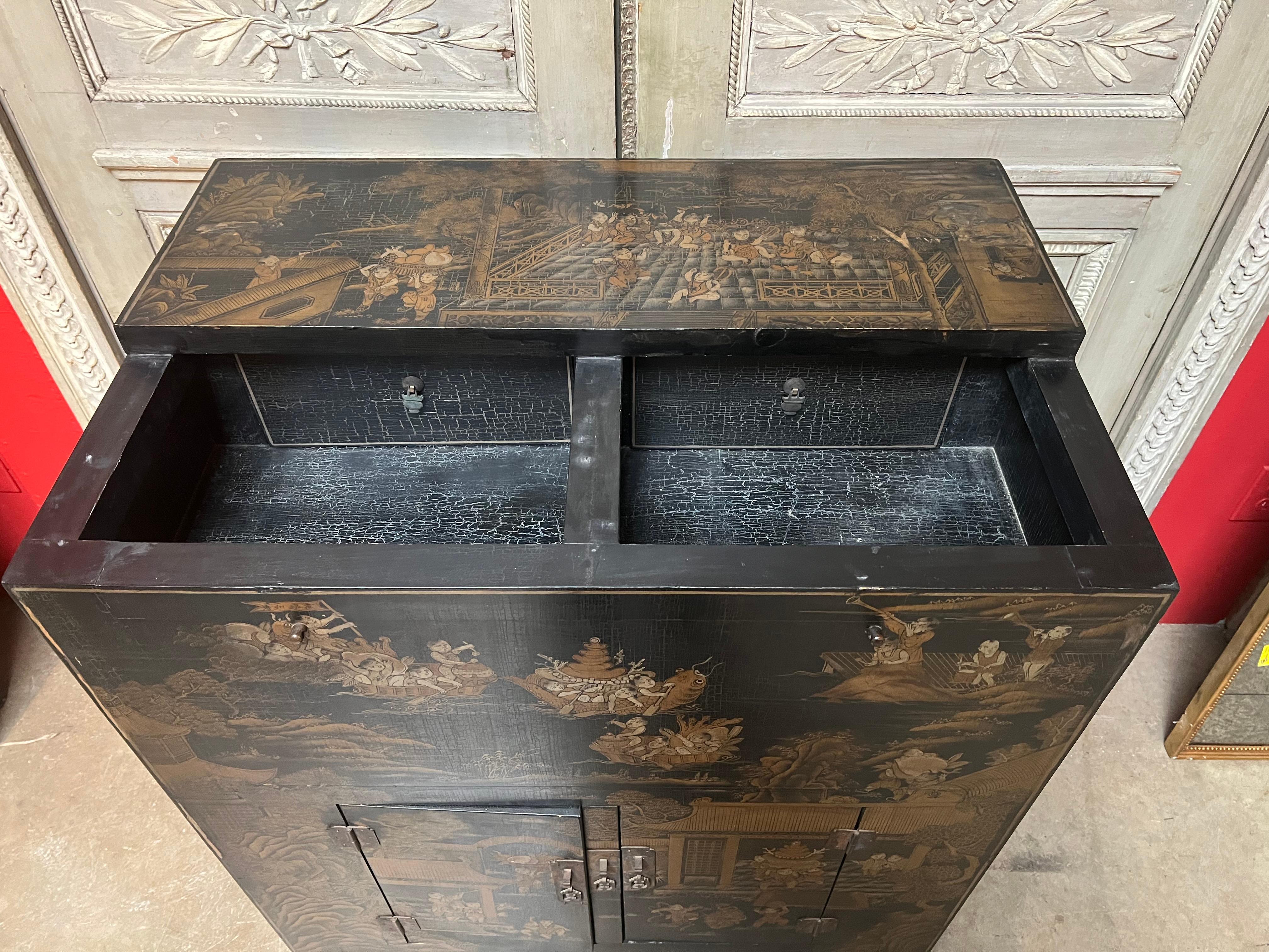 Chinese Money Chest in Black Lacquer and Gilt Decoration For Sale 1