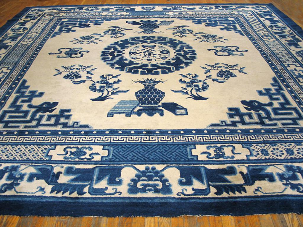 
Tapis mongol chinois N. du 19ème siècle

Les tapis mongols ne correspondent pas à la typologie chinoise habituelle. Très souvent carrés, avec des palettes limitées et des laines plus grossières, ils semblent être tissés par une tradition artisanale