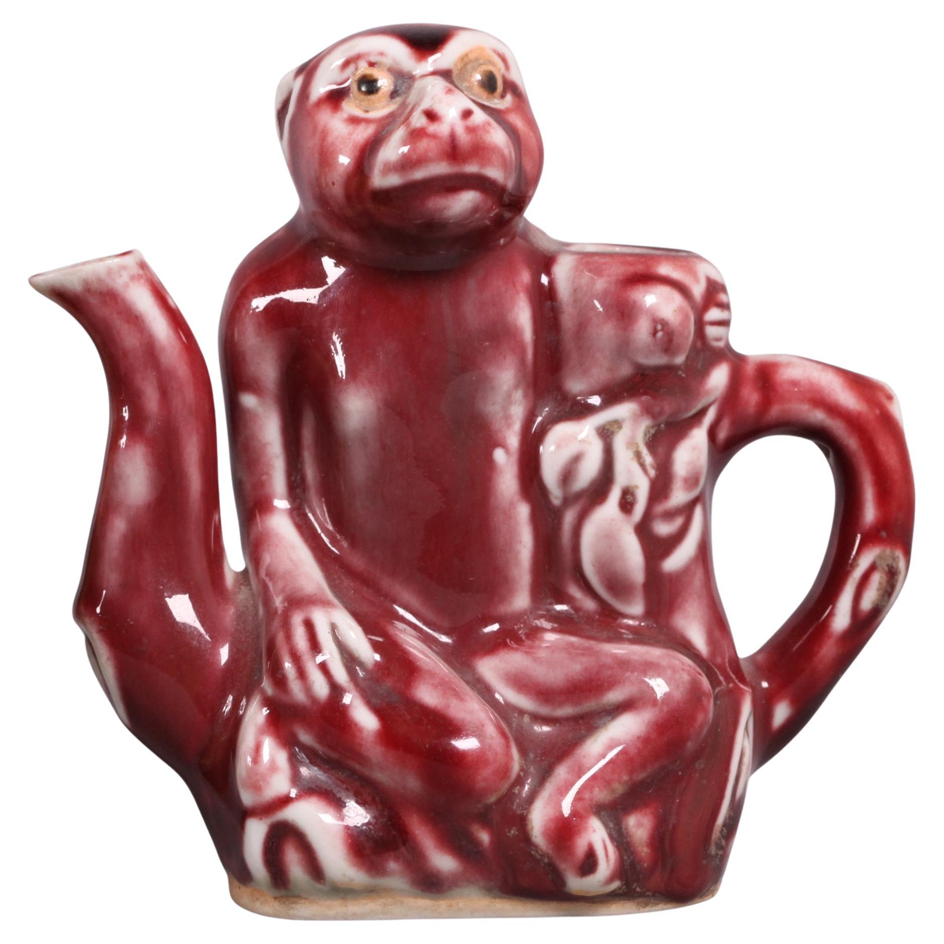 Chinesische Porzellan-Teekanne in Affenform, 19. Jahrhundert