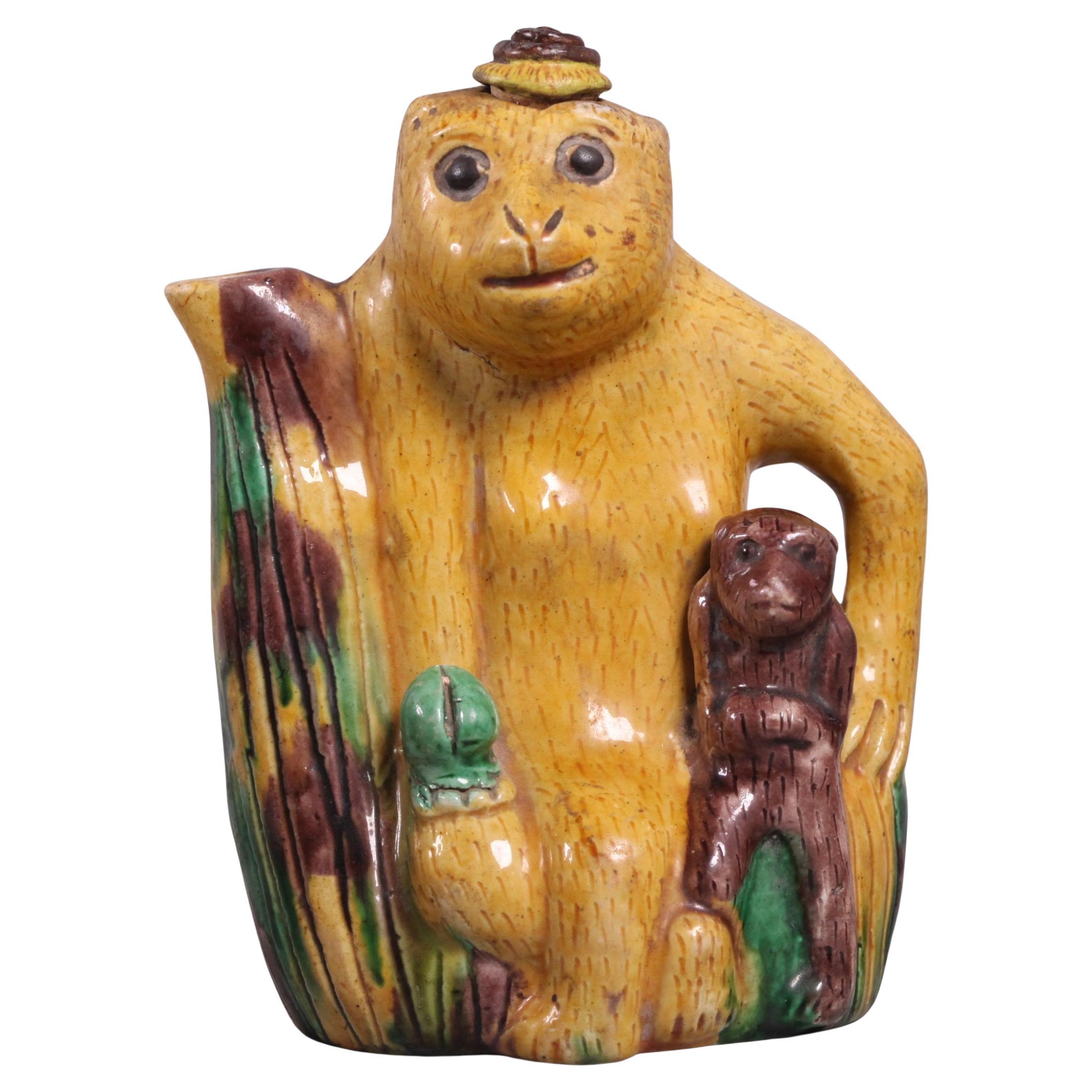 Chinesische Porzellan-Teekanne in Affenform, 19. Jahrhundert