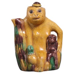 Chinesische Porzellan-Teekanne in Affenform, 19. Jahrhundert
