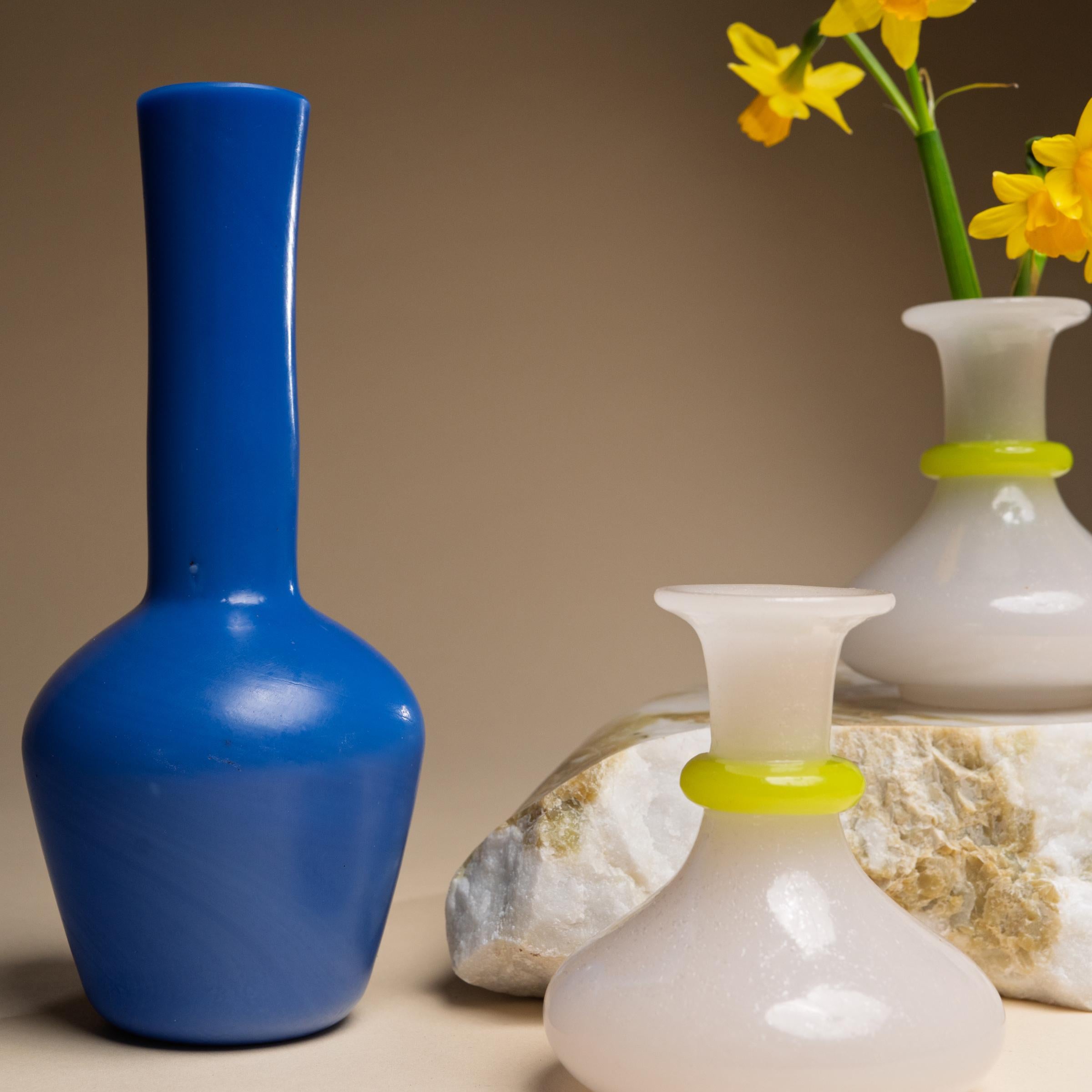 Avec sa forme délicate et ses couleurs vives, ce petit vase bouteille en verre bleu est un charmant exemple de l'art verrier pékinois du XIXe siècle. Selon un processus similaire à celui du camée, le vase a commencé par une simple forme en verre
