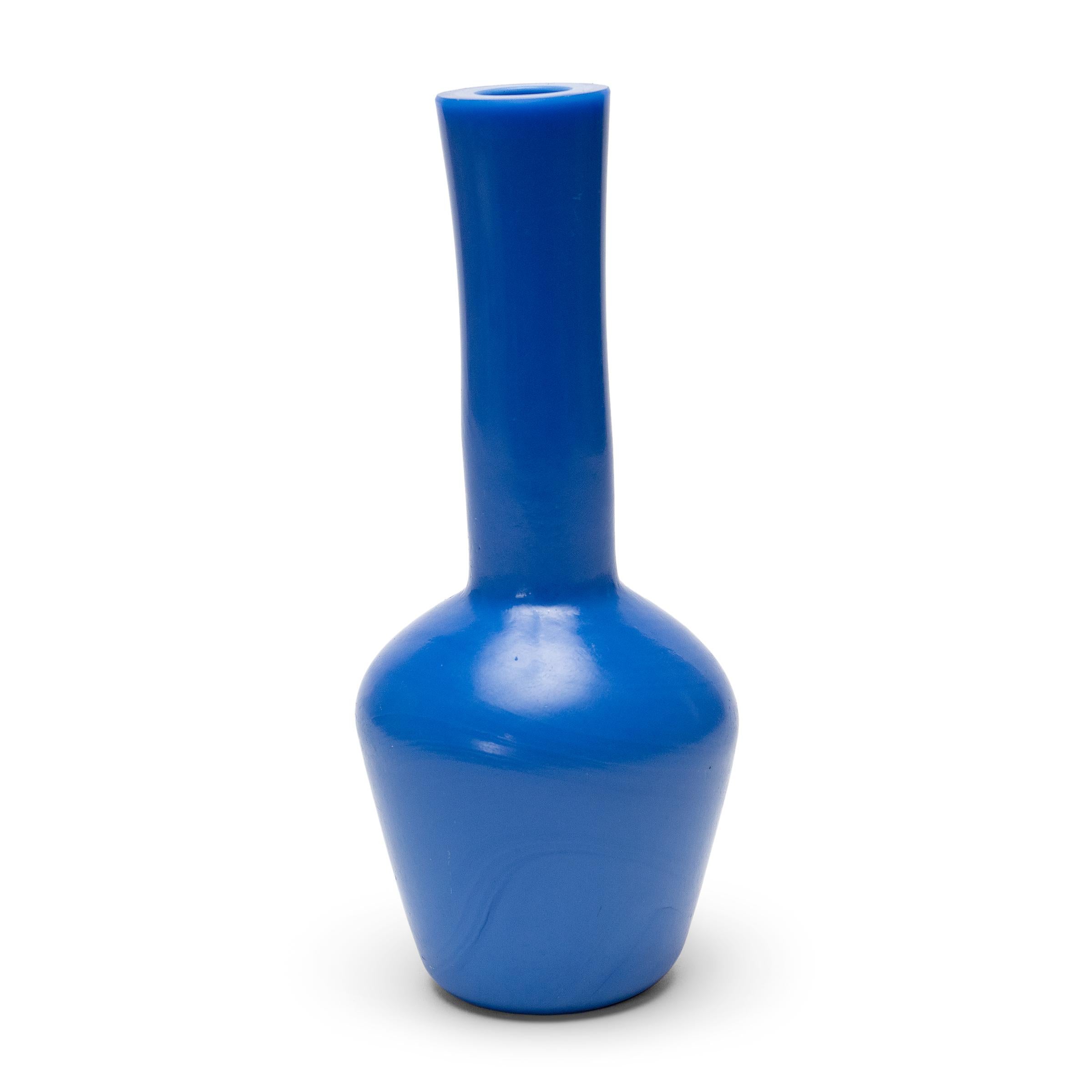 Chinois Vase bouteille en verre de Pékin, chinois, bleu monochrome, c. 1860 en vente