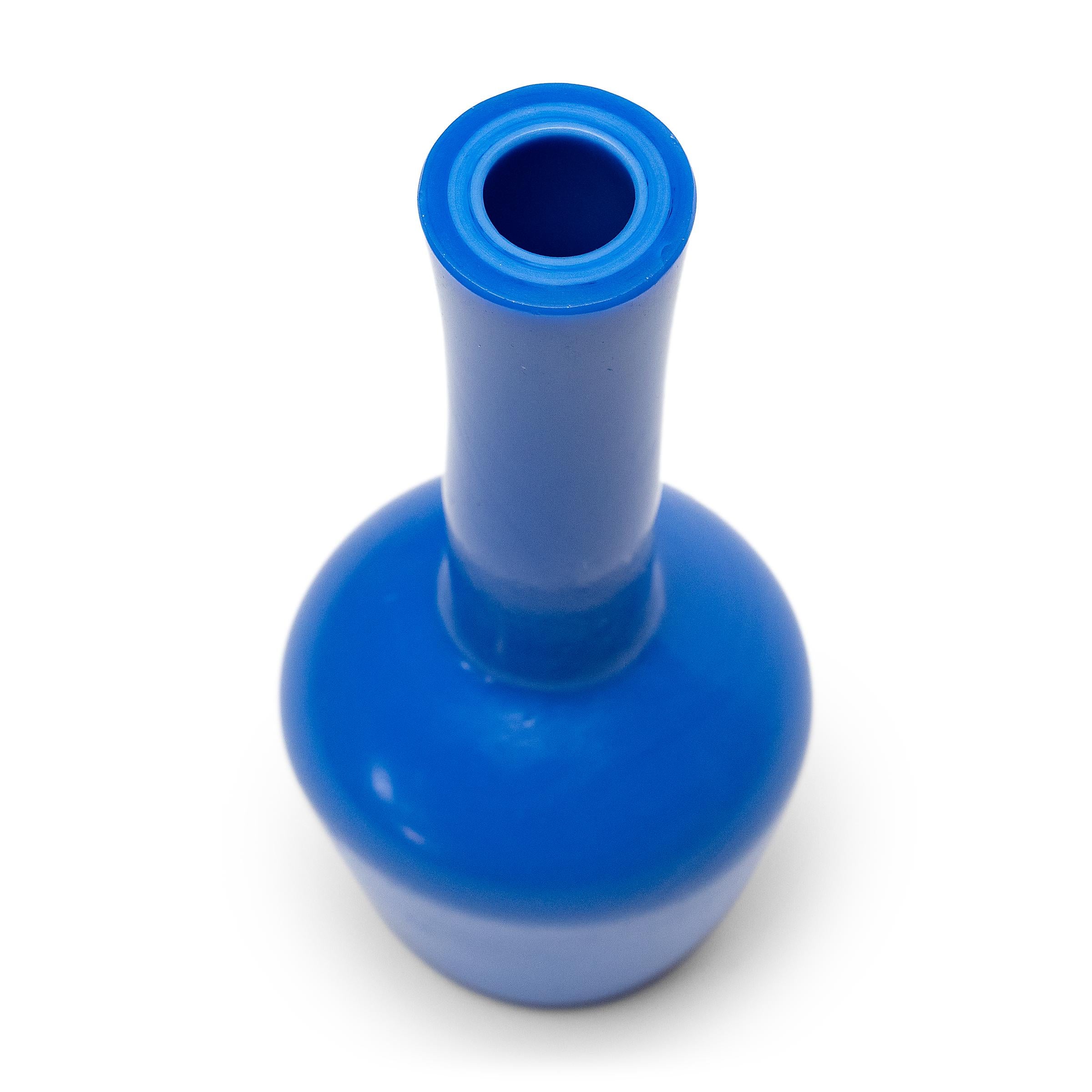 Vase bouteille en verre de Pékin, chinois, bleu monochrome, c. 1860 Bon état - En vente à Chicago, IL