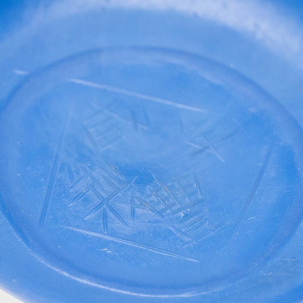 Vase bouteille en verre de Pékin, chinois, bleu monochrome, c. 1860 en vente 1