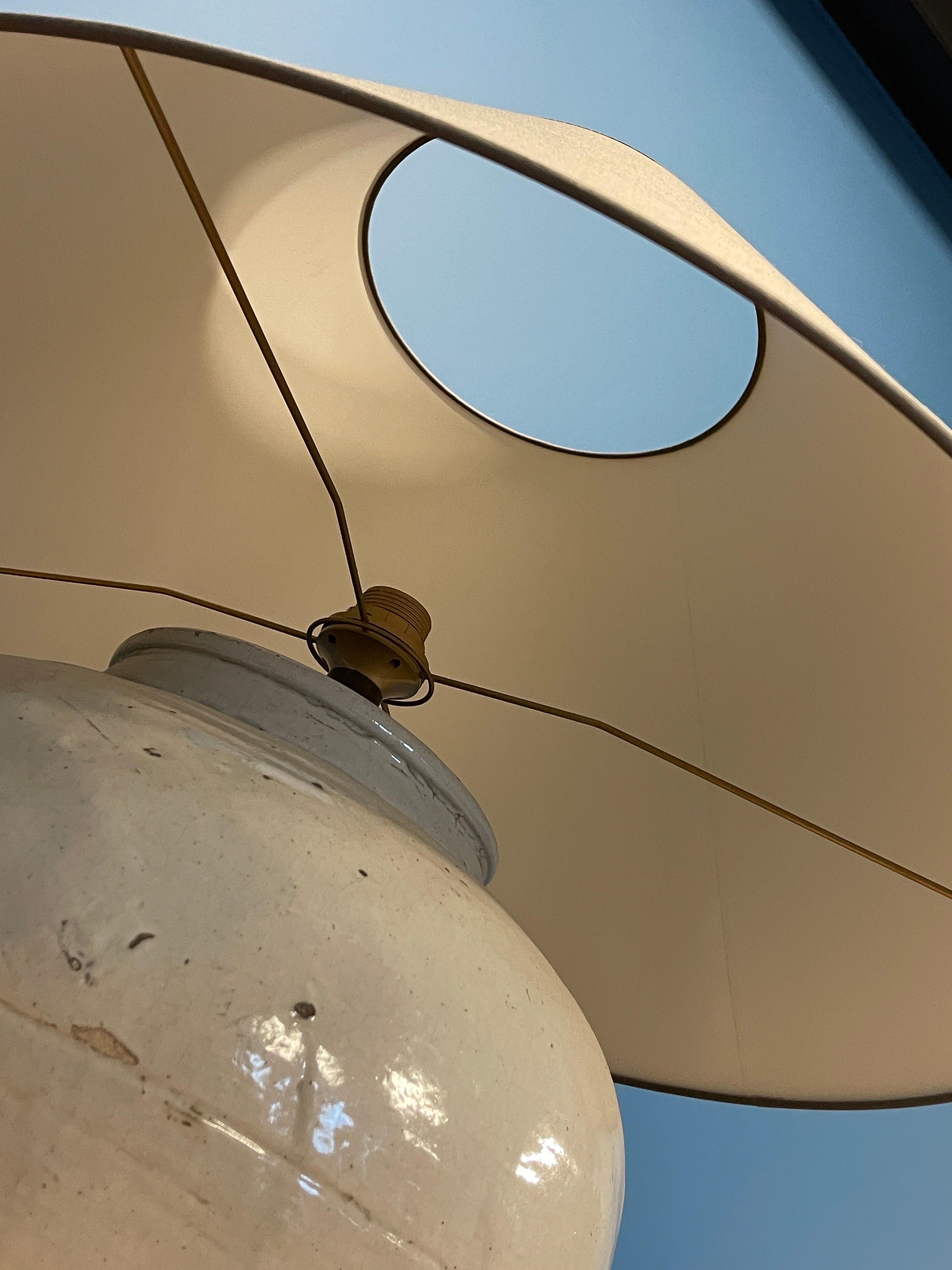 Milieu du XXe siècle Lampe chinoise monochrome en céramique de style Wabi Sabi en vente
