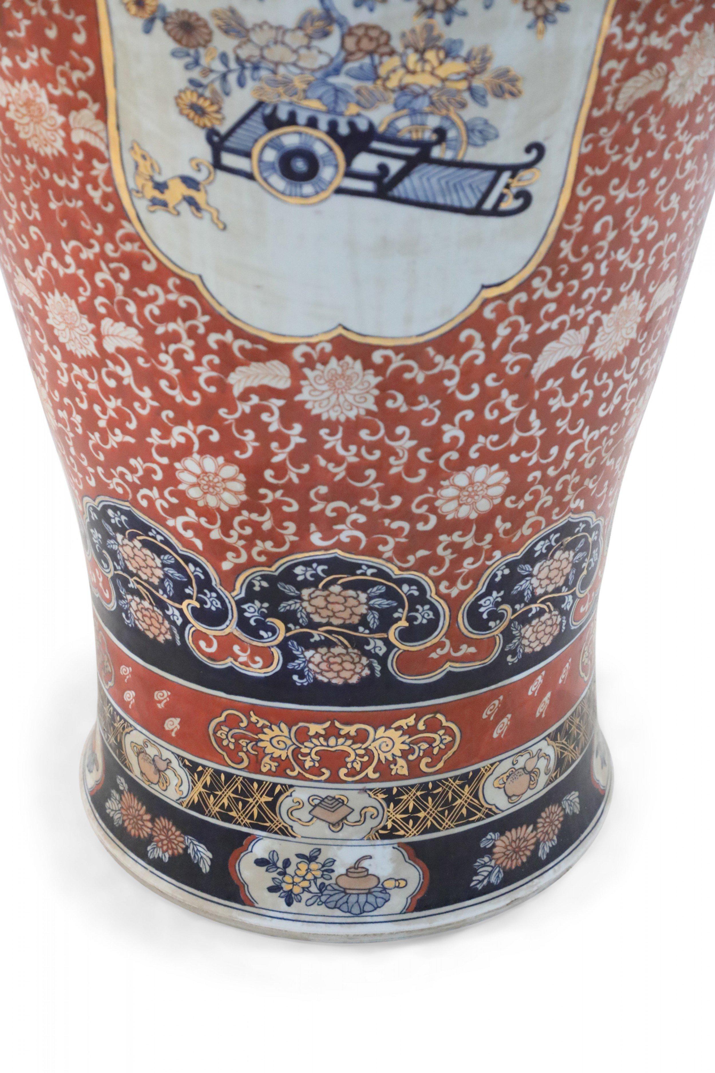 Urna cinese monumentale con coperchio con scena figurativa in stile Imari in vendita 2