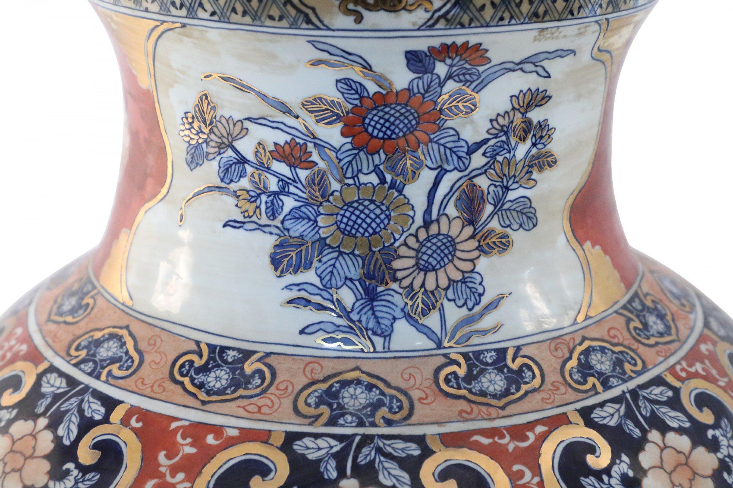 Urna cinese monumentale con coperchio con scena figurativa in stile Imari in vendita 5