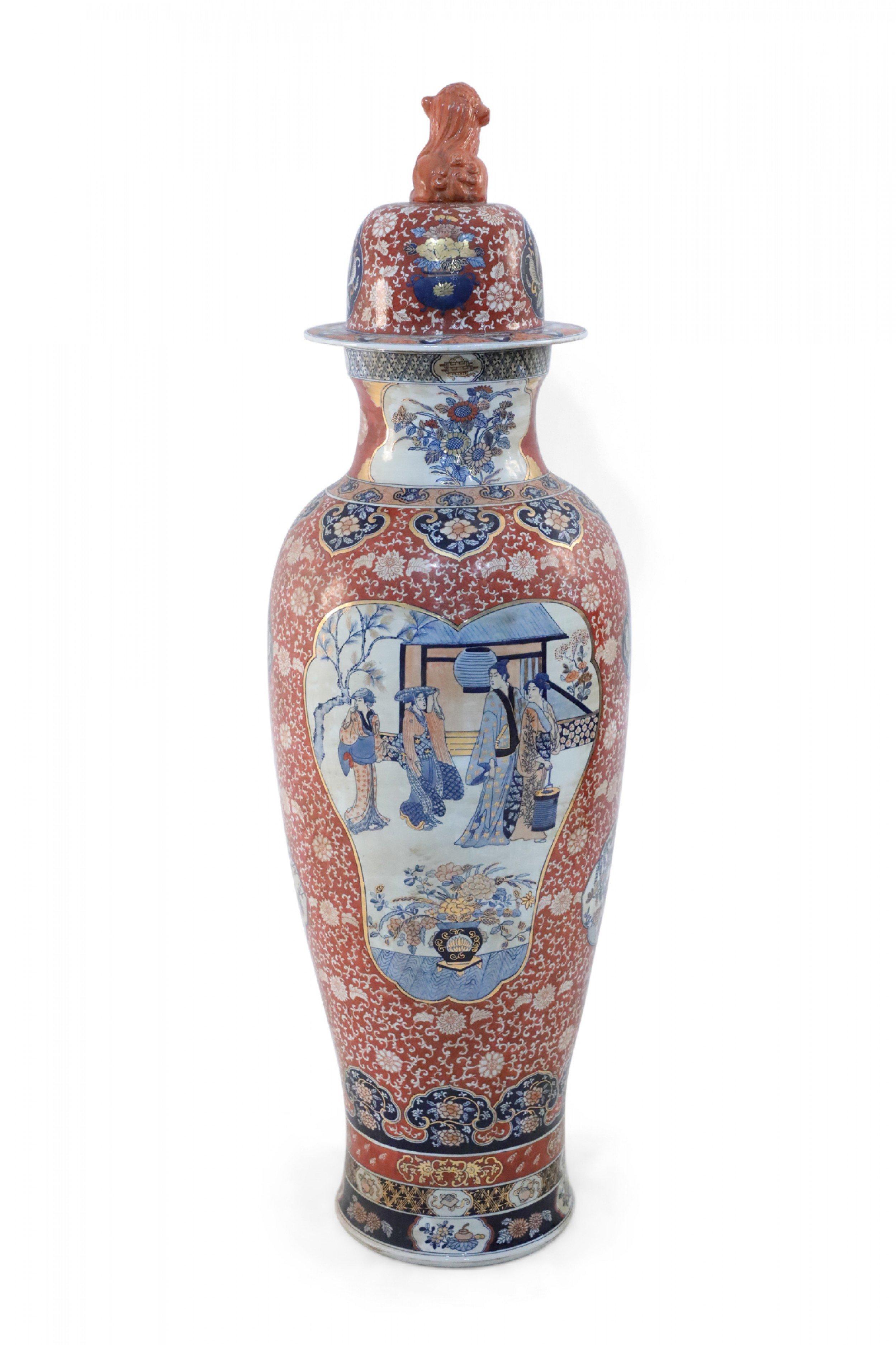 Esportazione cinese Urna cinese monumentale con coperchio con scena figurativa in stile Imari in vendita