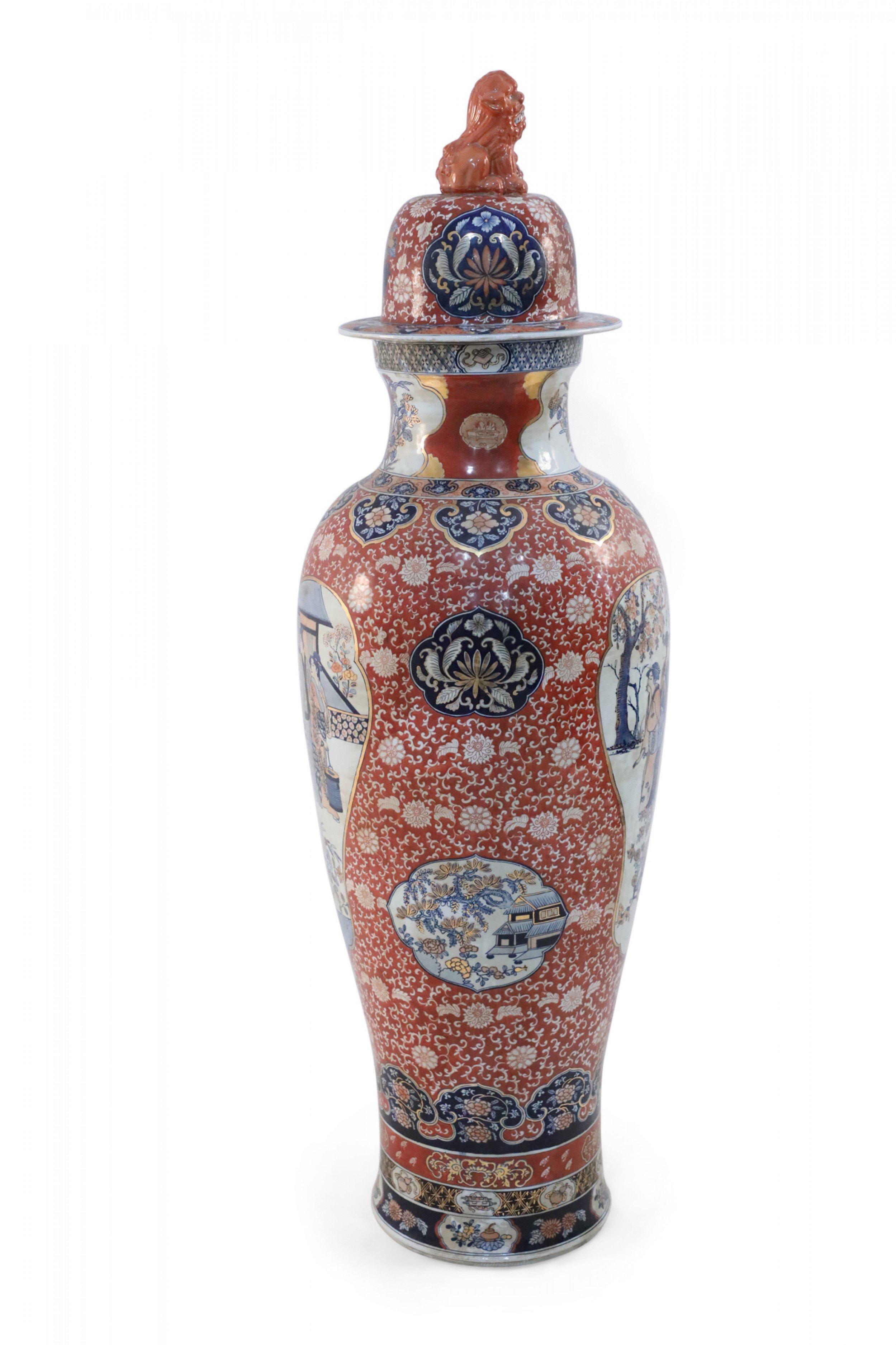 Cinese Urna cinese monumentale con coperchio con scena figurativa in stile Imari in vendita
