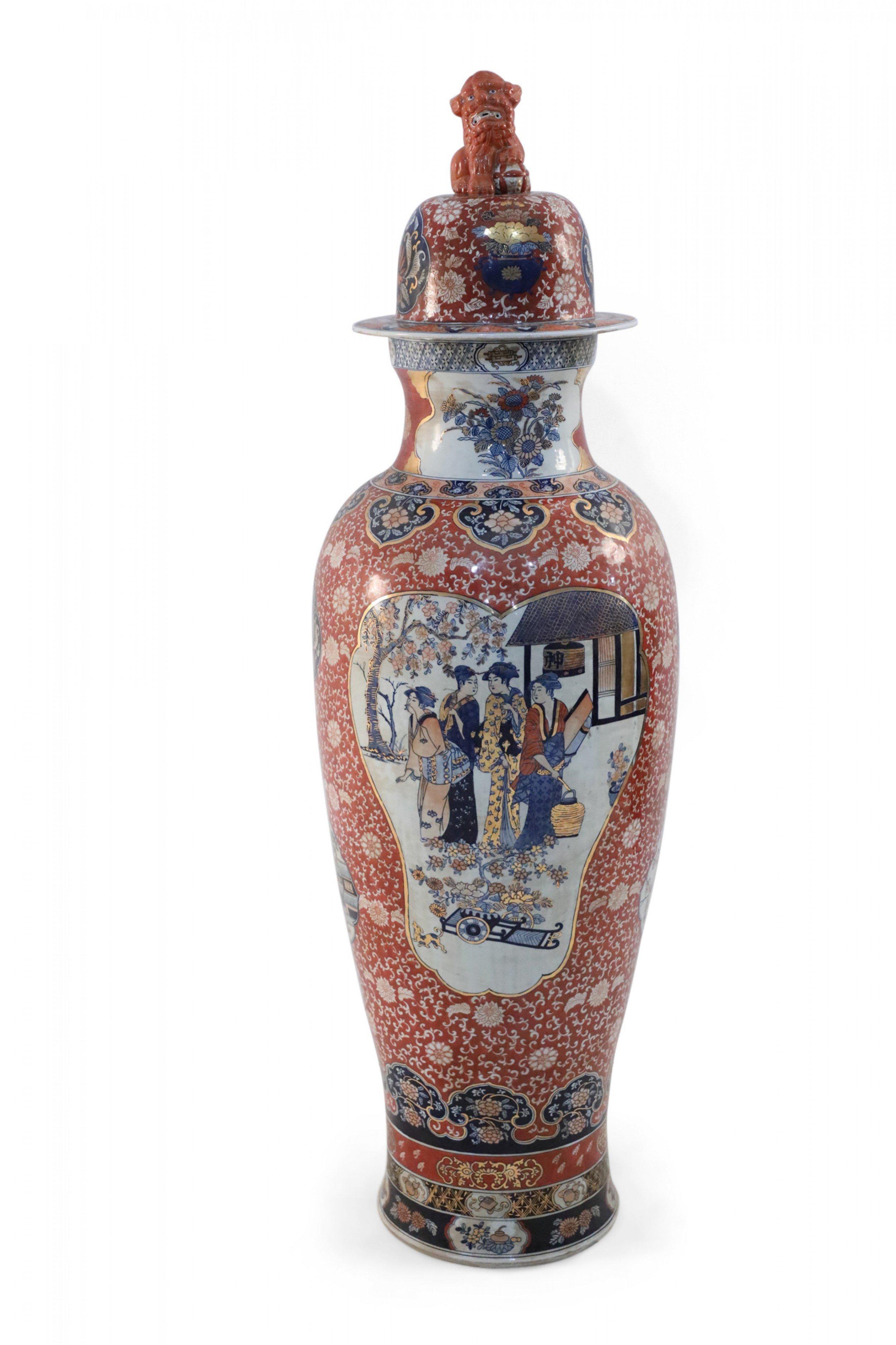 Fatto a mano Urna cinese monumentale con coperchio con scena figurativa in stile Imari in vendita