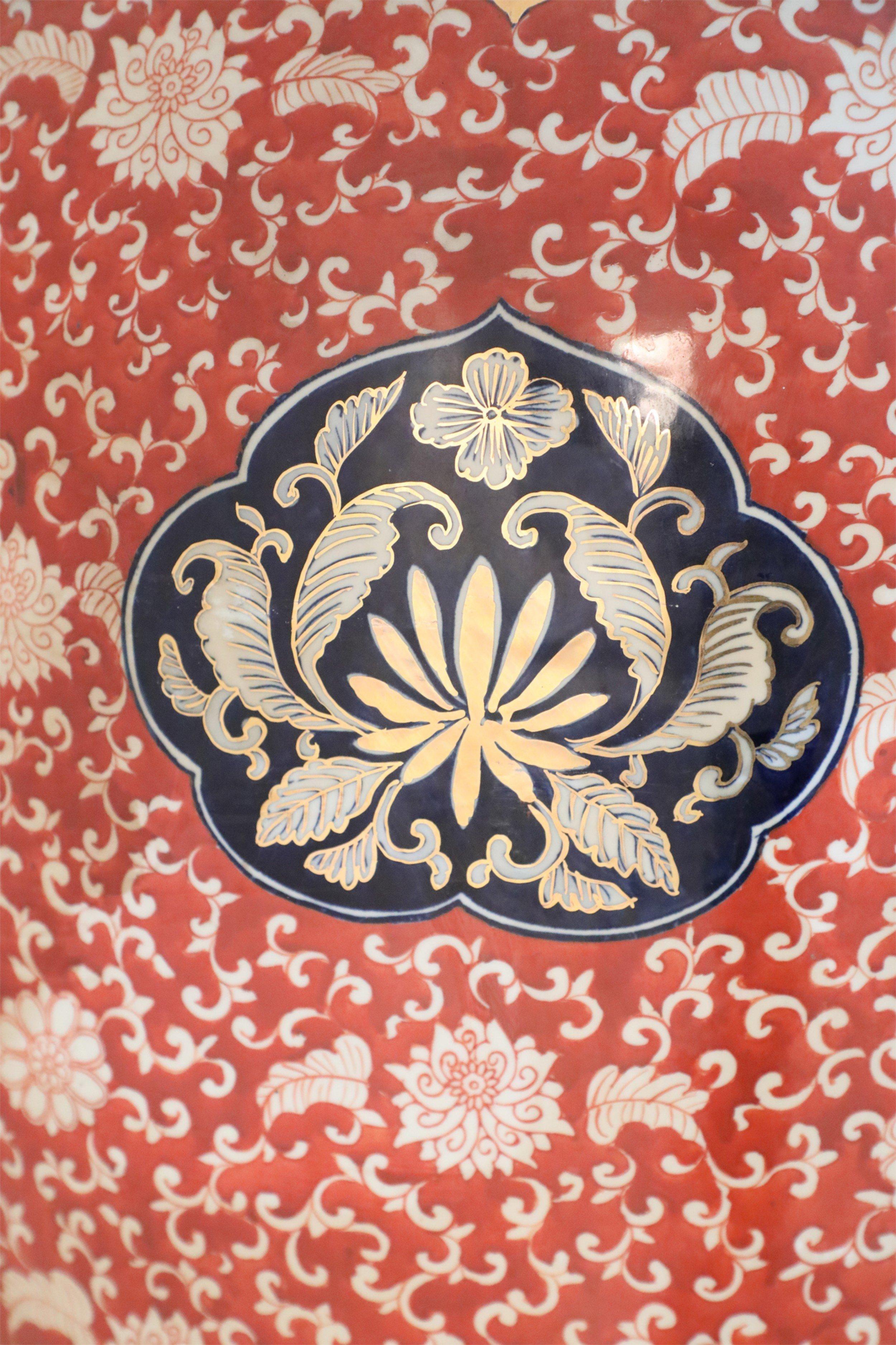XX secolo Urna cinese monumentale con coperchio con scena figurativa in stile Imari in vendita