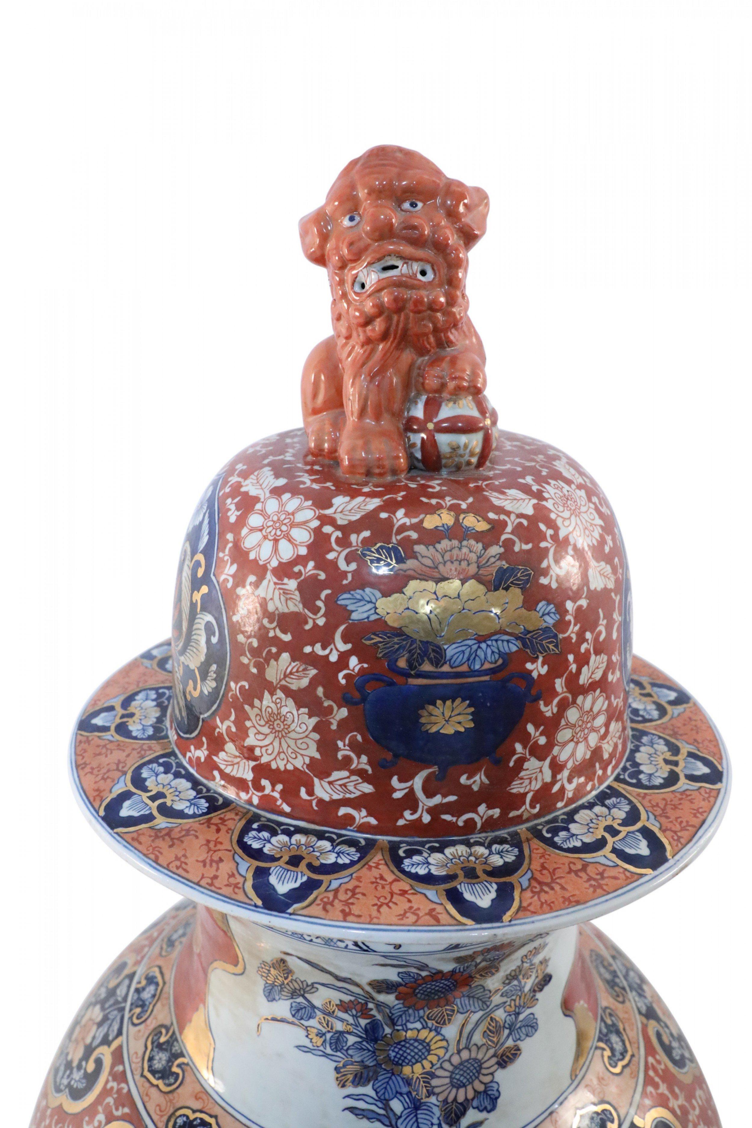 Porcellana Urna cinese monumentale con coperchio con scena figurativa in stile Imari in vendita