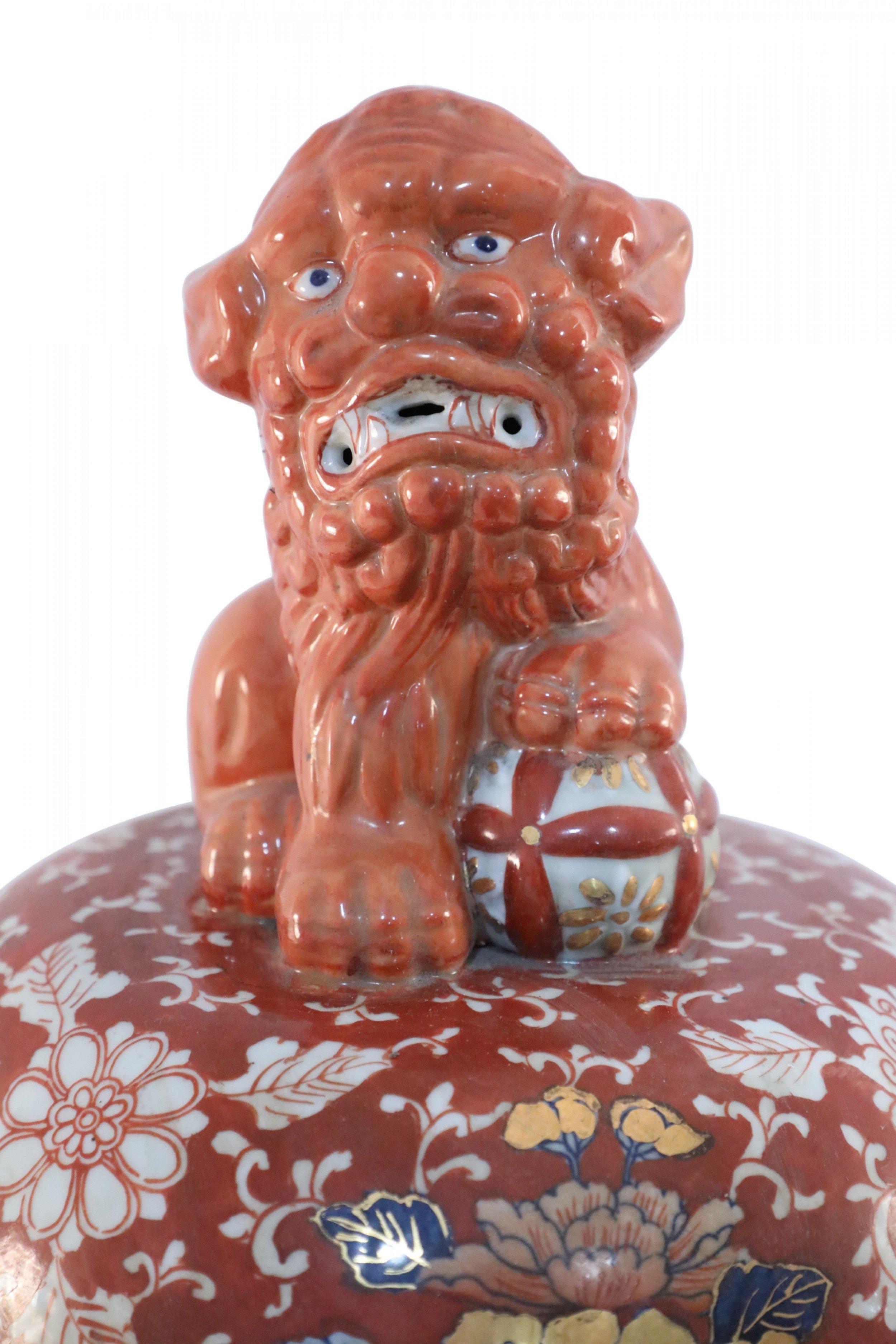 Urna cinese monumentale con coperchio con scena figurativa in stile Imari in vendita 1