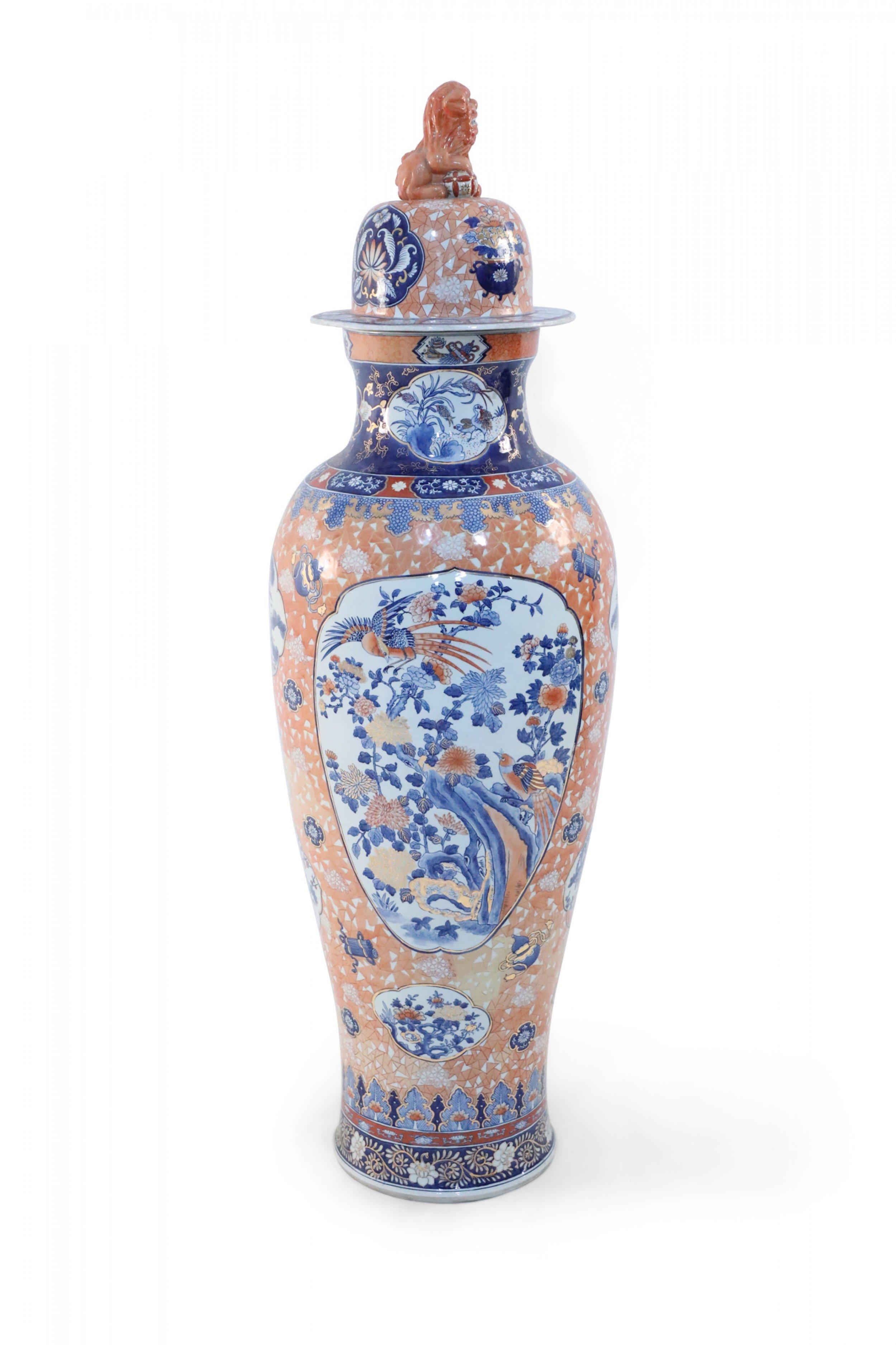 Esportazione cinese Urna cinese monumentale in stile Imari con coperchio in porcellana arancione chiaro in vendita