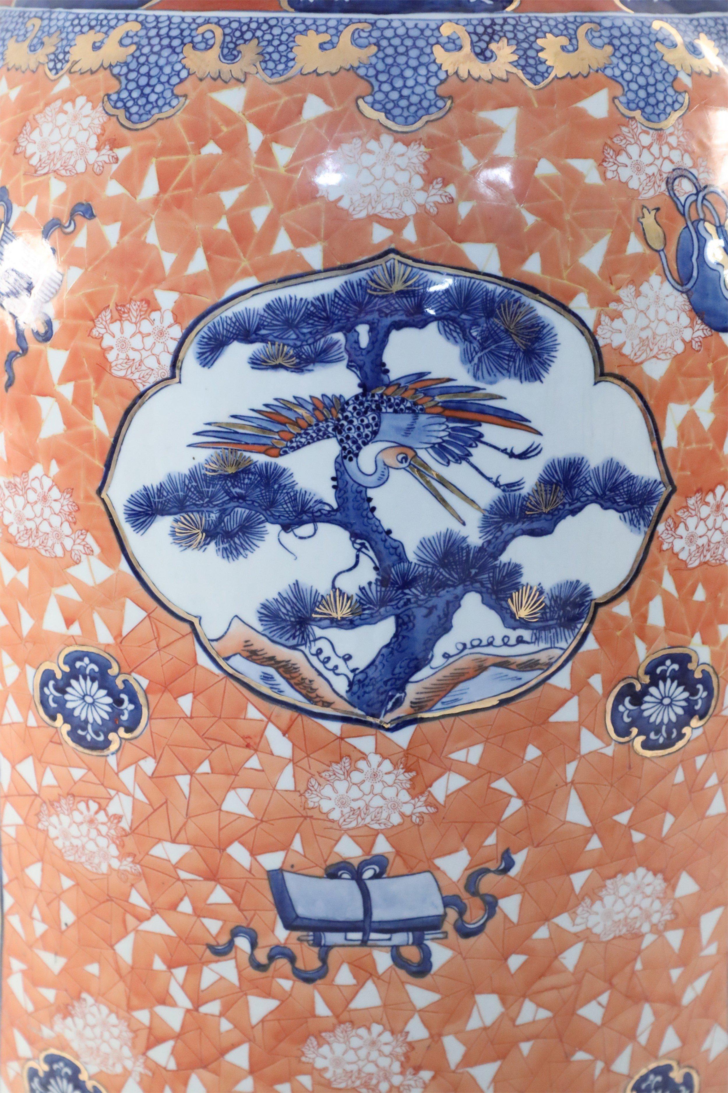 Fatto a mano Urna cinese monumentale in stile Imari con coperchio in porcellana arancione chiaro in vendita