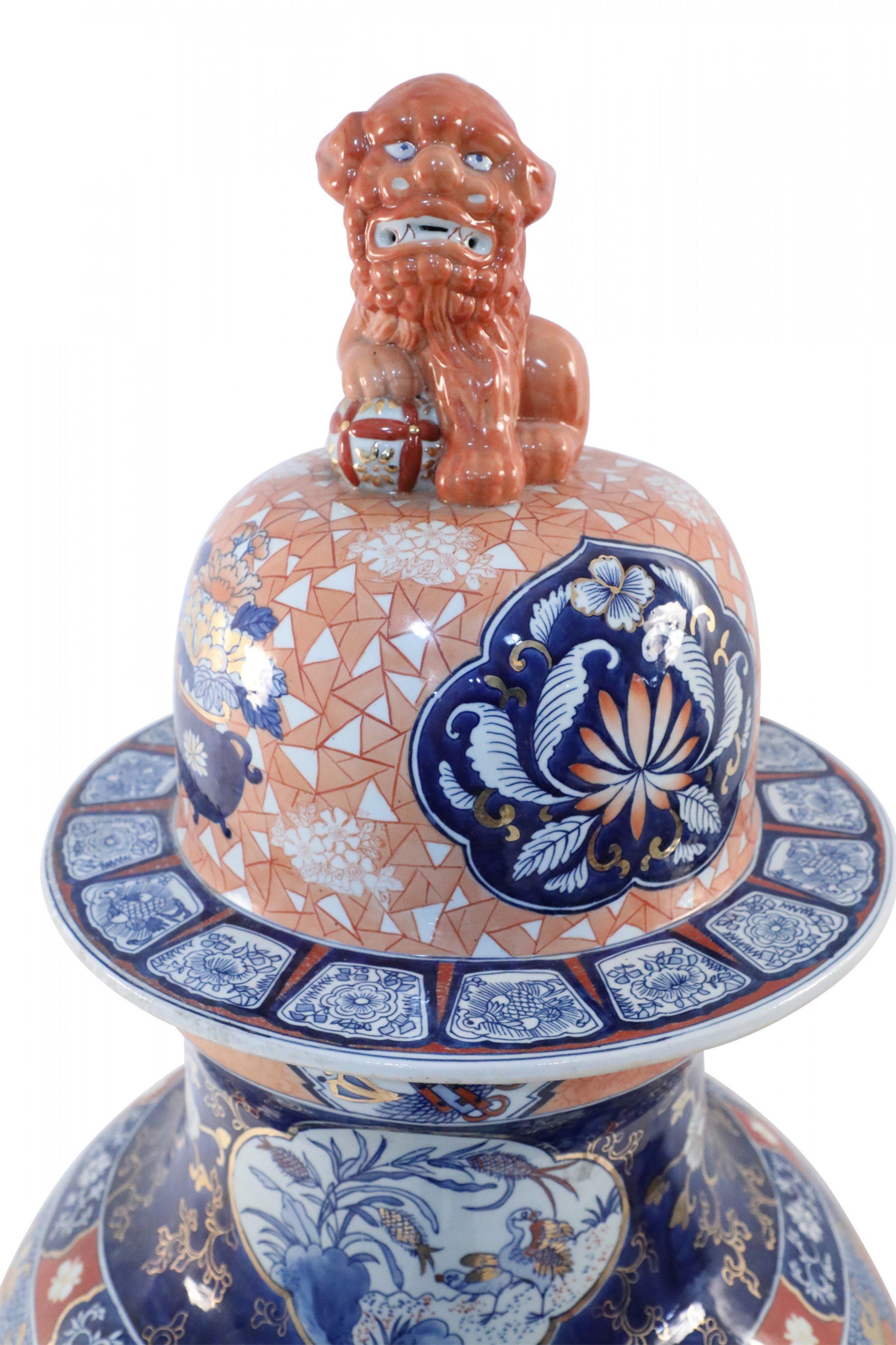 XX secolo Urna cinese monumentale in stile Imari con coperchio in porcellana arancione chiaro in vendita