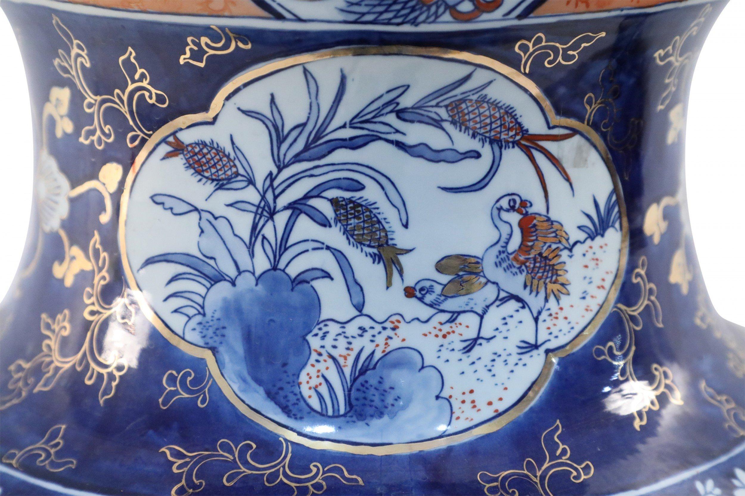Urna cinese monumentale in stile Imari con coperchio in porcellana arancione chiaro in vendita 1