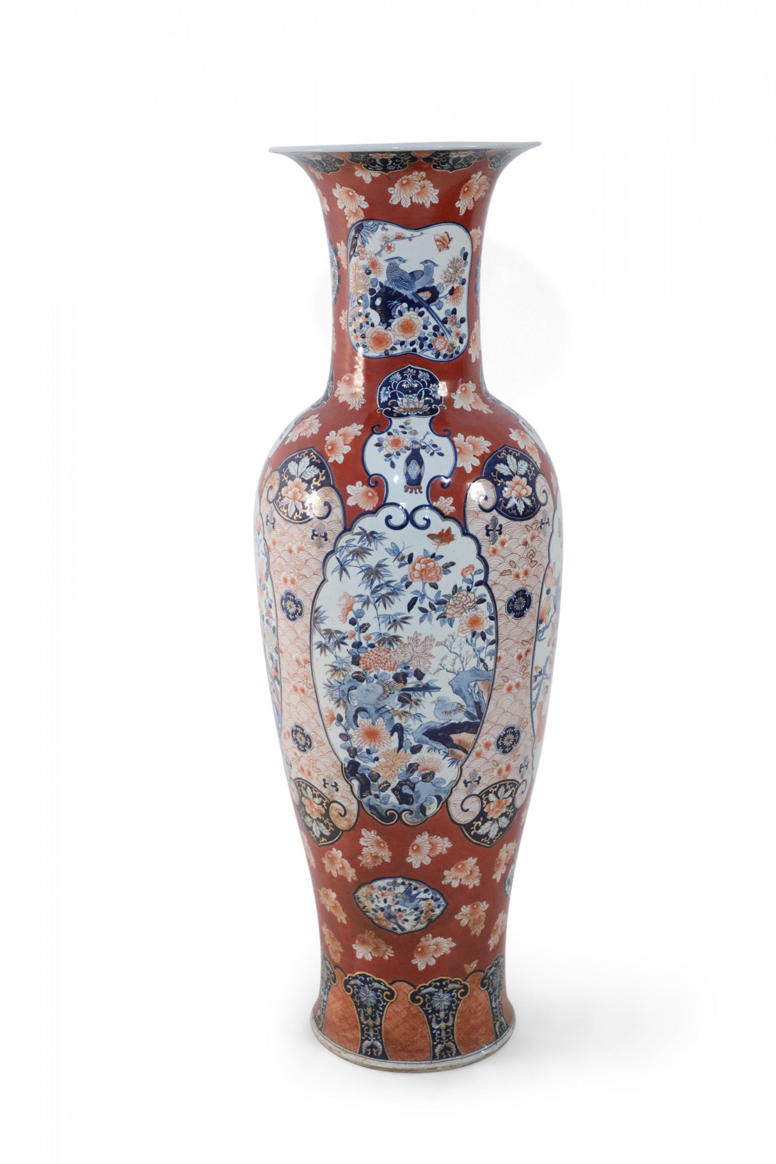 Vaso da terra monumentale cinese in porcellana arancione, bianca e blu che celebra l'Imari giapponese sia nella tavolozza che nel design, decorato con medaglioni, fiori in fiore e uccelli.

Condit: Buono; Usura coerente con l'età e l'utilizzo
