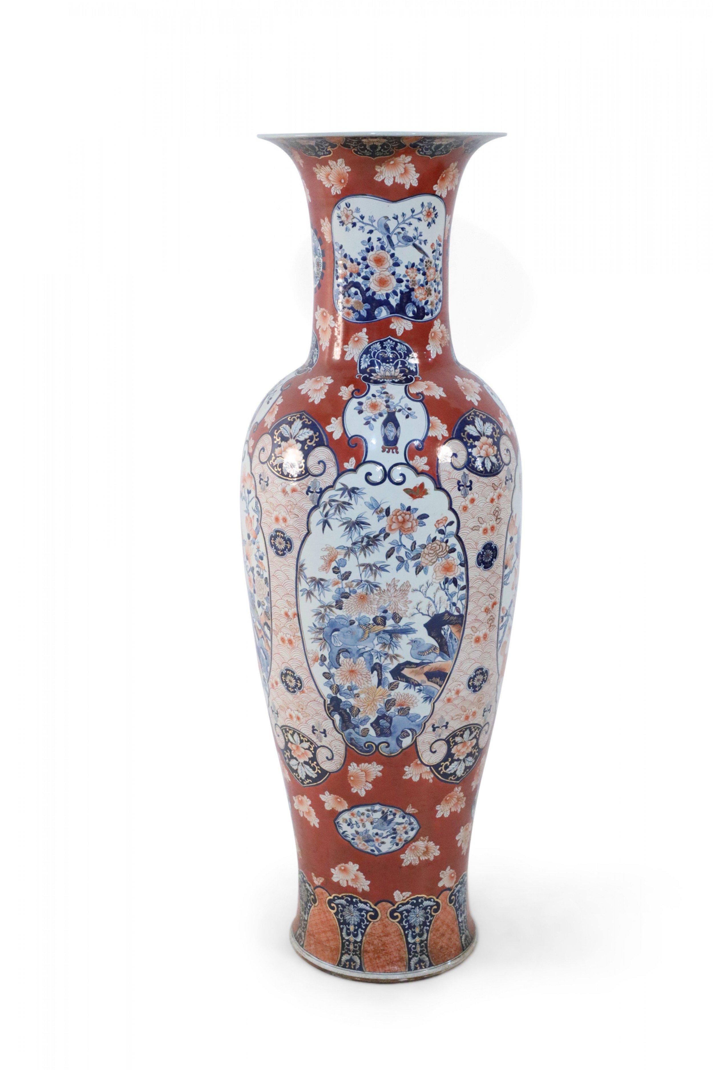 Cinese Urna monumentale cinese in stile Imari Porcelain arancione, bianca e blu in vendita