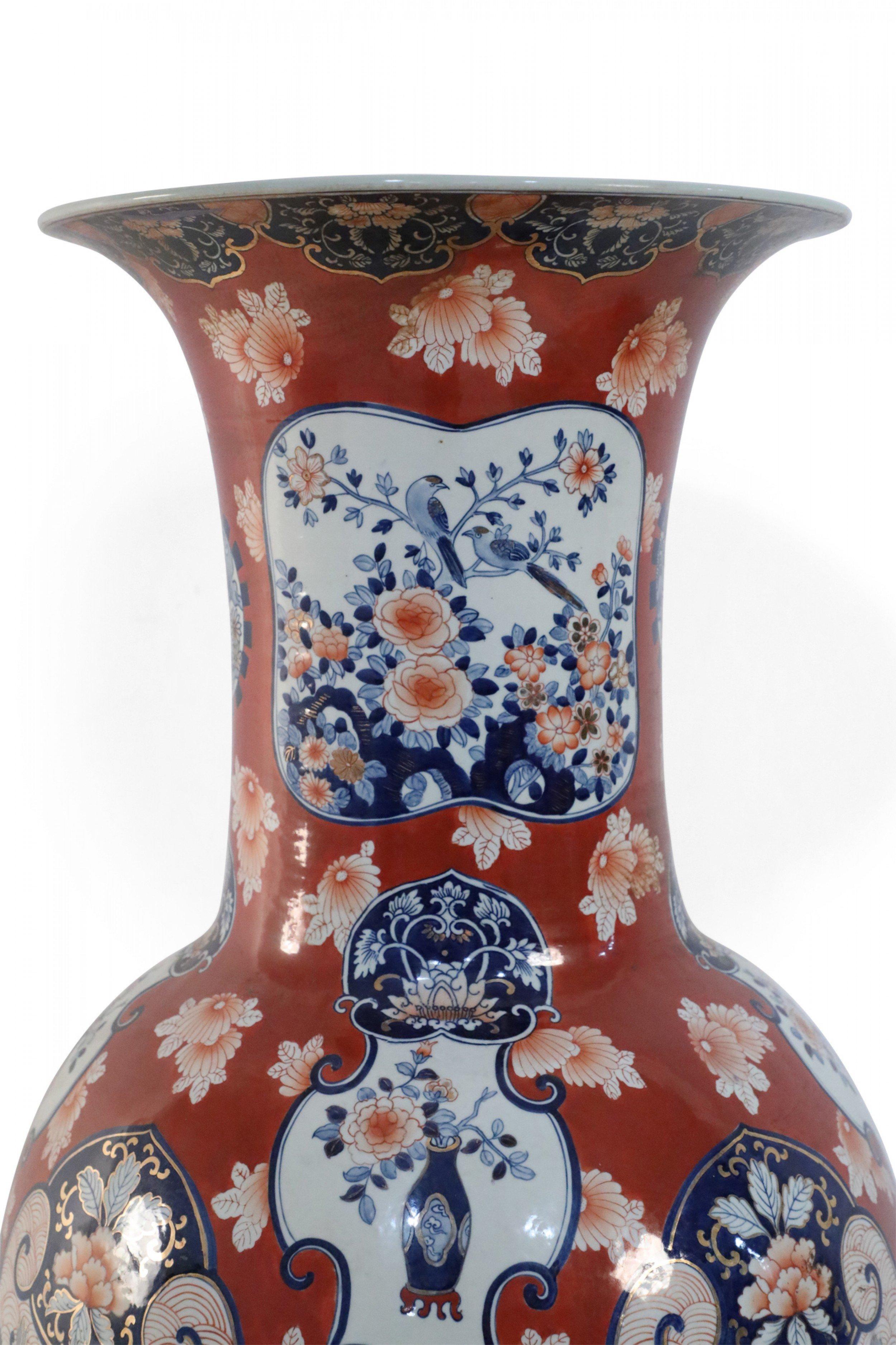 Fatto a mano Urna monumentale cinese in stile Imari Porcelain arancione, bianca e blu in vendita