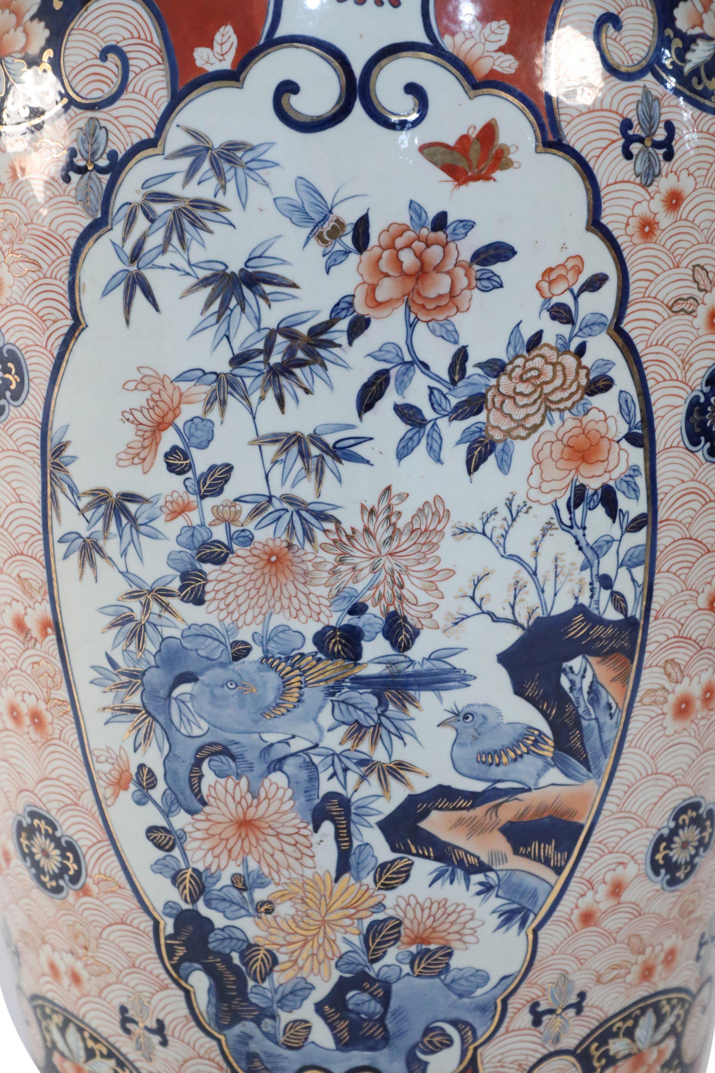Urna monumentale cinese in stile Imari Porcelain arancione, bianca e blu In condizioni buone in vendita a Queens, NY