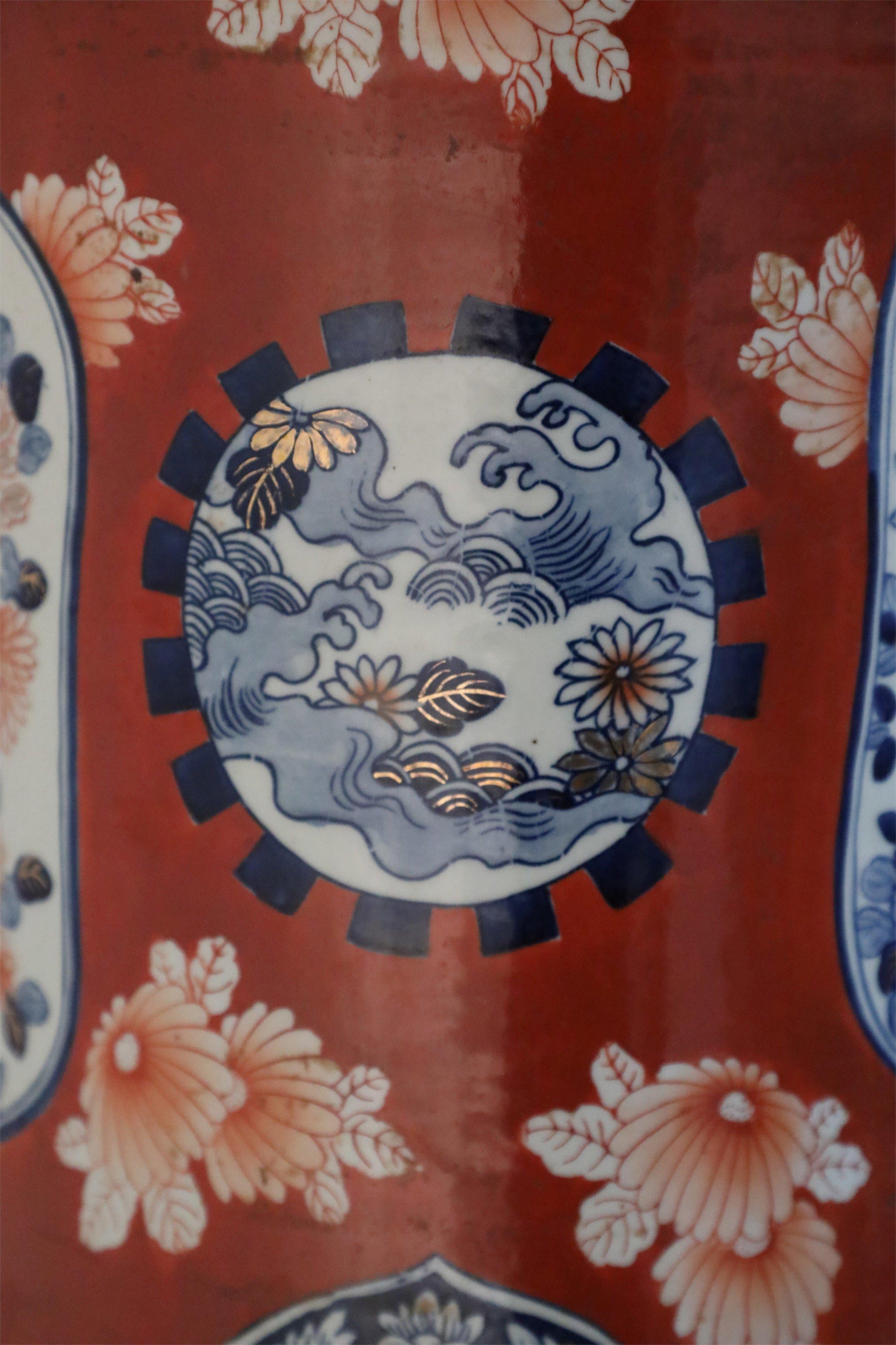 XX secolo Urna monumentale cinese in stile Imari Porcelain arancione, bianca e blu in vendita