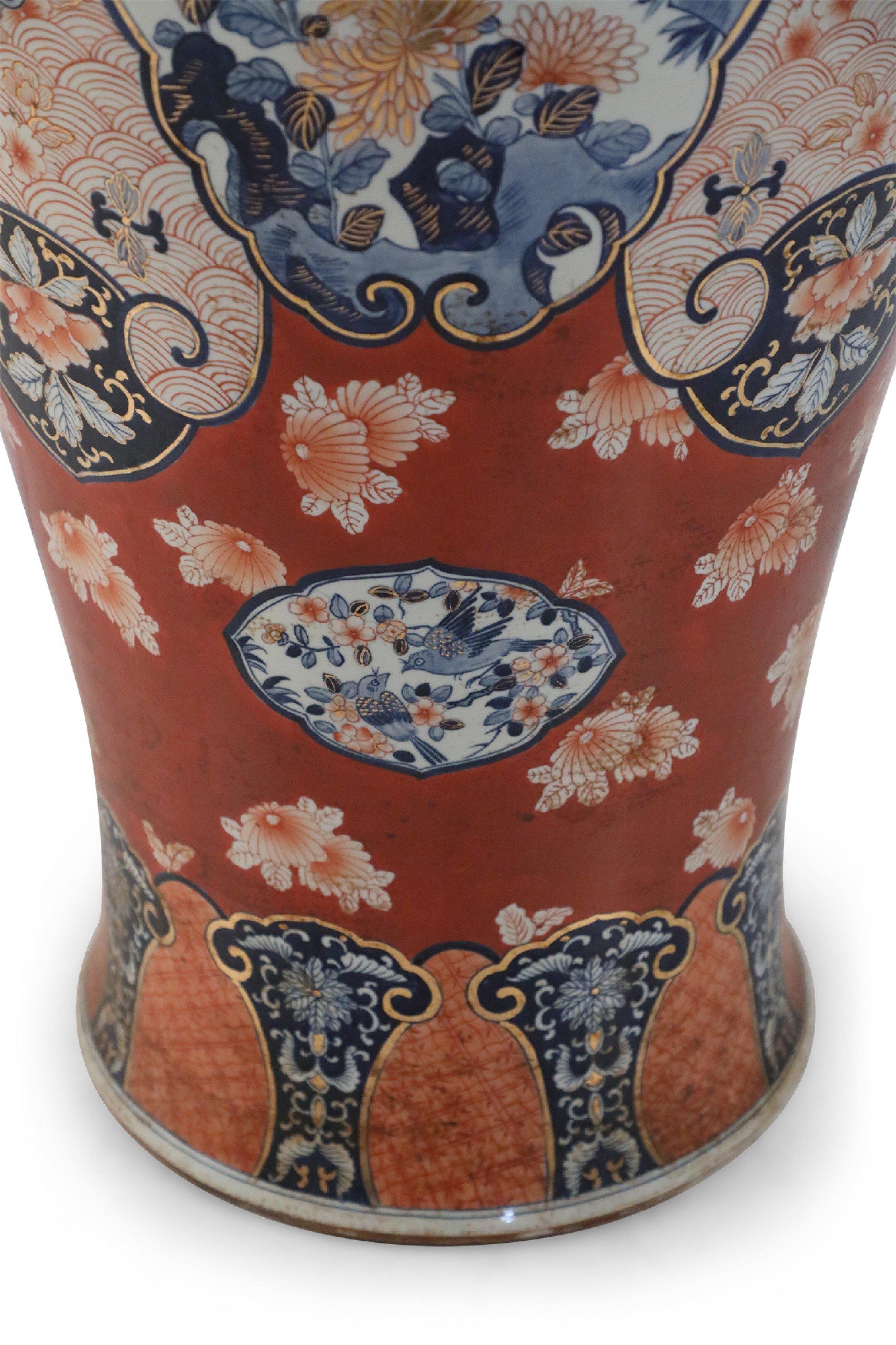 Porcellana Urna monumentale cinese in stile Imari Porcelain arancione, bianca e blu in vendita