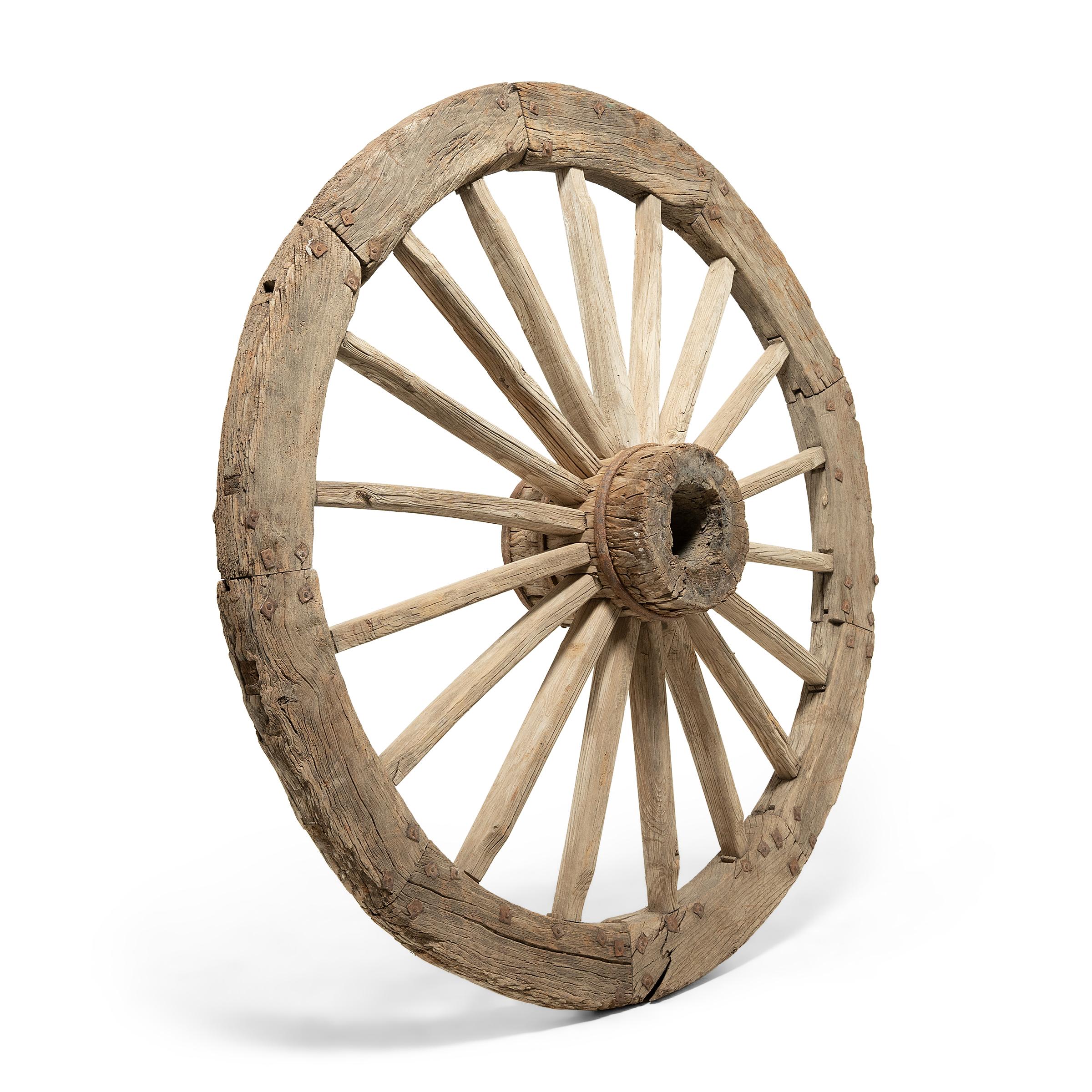 Taillée dans du pin et maintenue par des clous en fer faits à la main, cette roue provinciale en bois est un exemple remarquable de l'artisanat du début du siècle. Sa taille monumentale suggère qu'elle n'était pas utilisée comme roue de chariot,