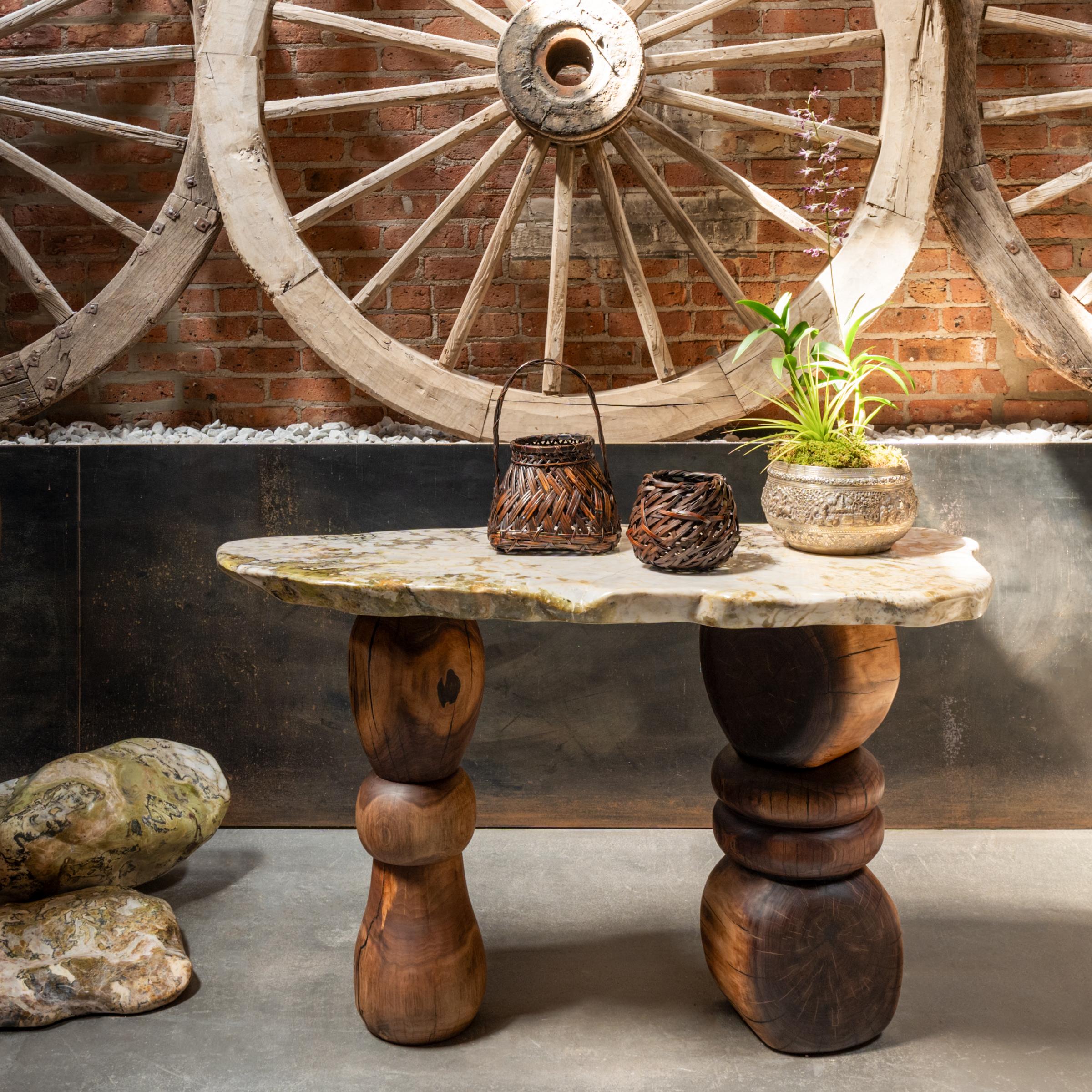 Taillée dans du pin et maintenue par des ferrures, cette roue provinciale en bois est un exemple remarquable de l'artisanat du début du siècle. Sa taille monumentale suggère qu'elle n'était pas utilisée comme roue de chariot, mais comme élément