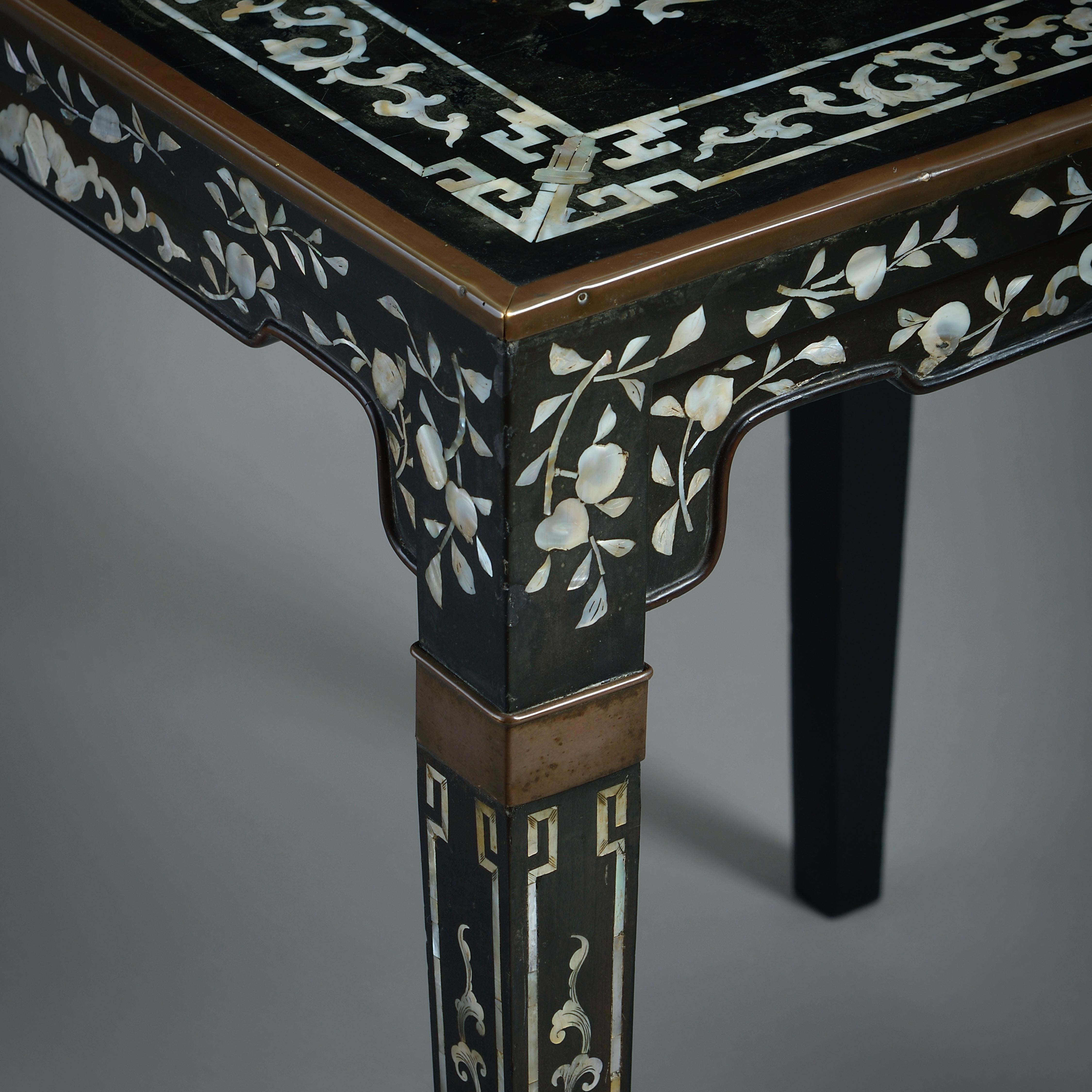 XIXe siècle Table chinoise en nacre et laque noire en vente