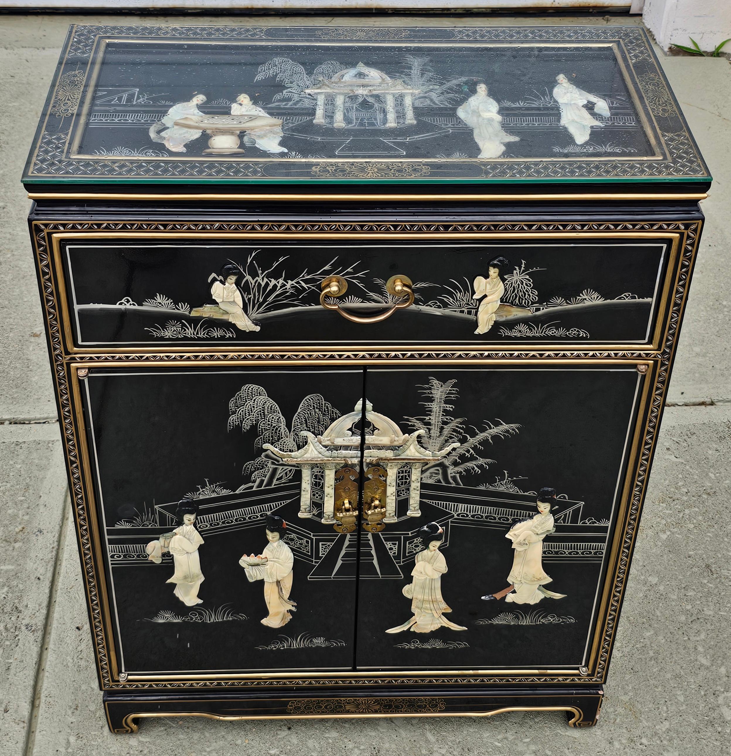 Meuble d'appoint chinois laqué décoré de nacre et de pierre dure en vente 2