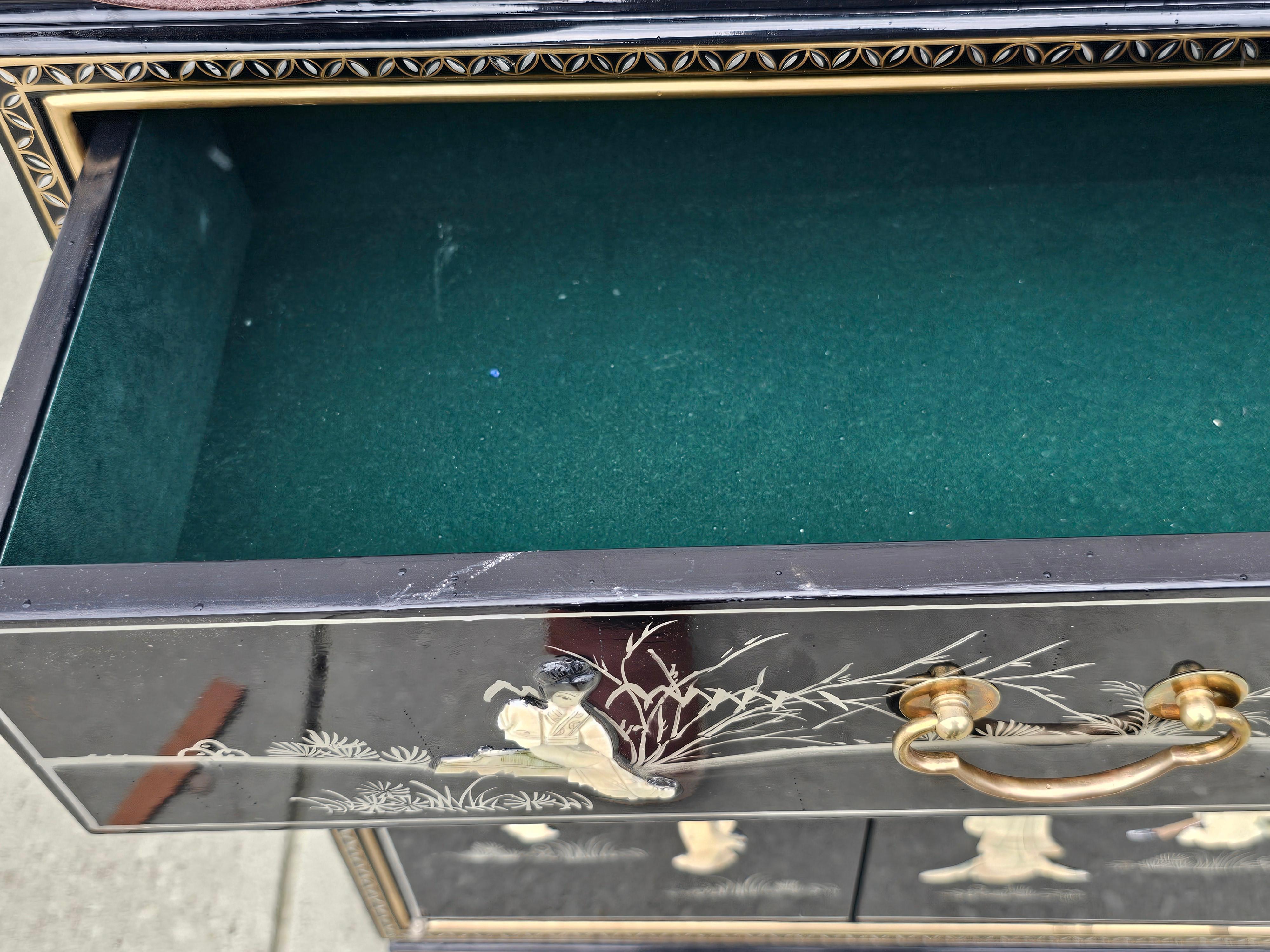 Meuble d'appoint chinois laqué décoré de nacre et de pierre dure en vente 4