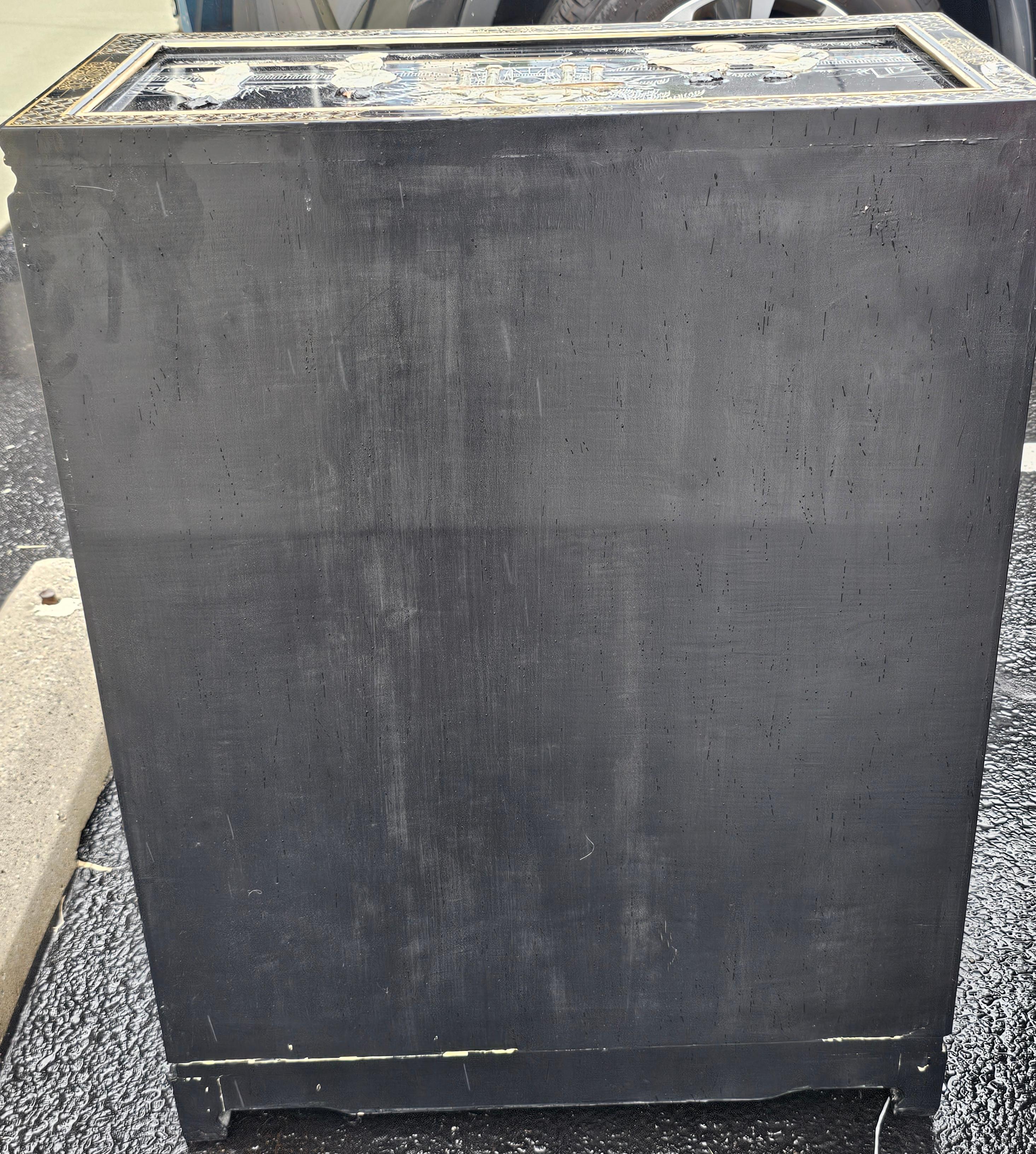 Meuble d'appoint chinois laqué décoré de nacre et de pierre dure en vente 5